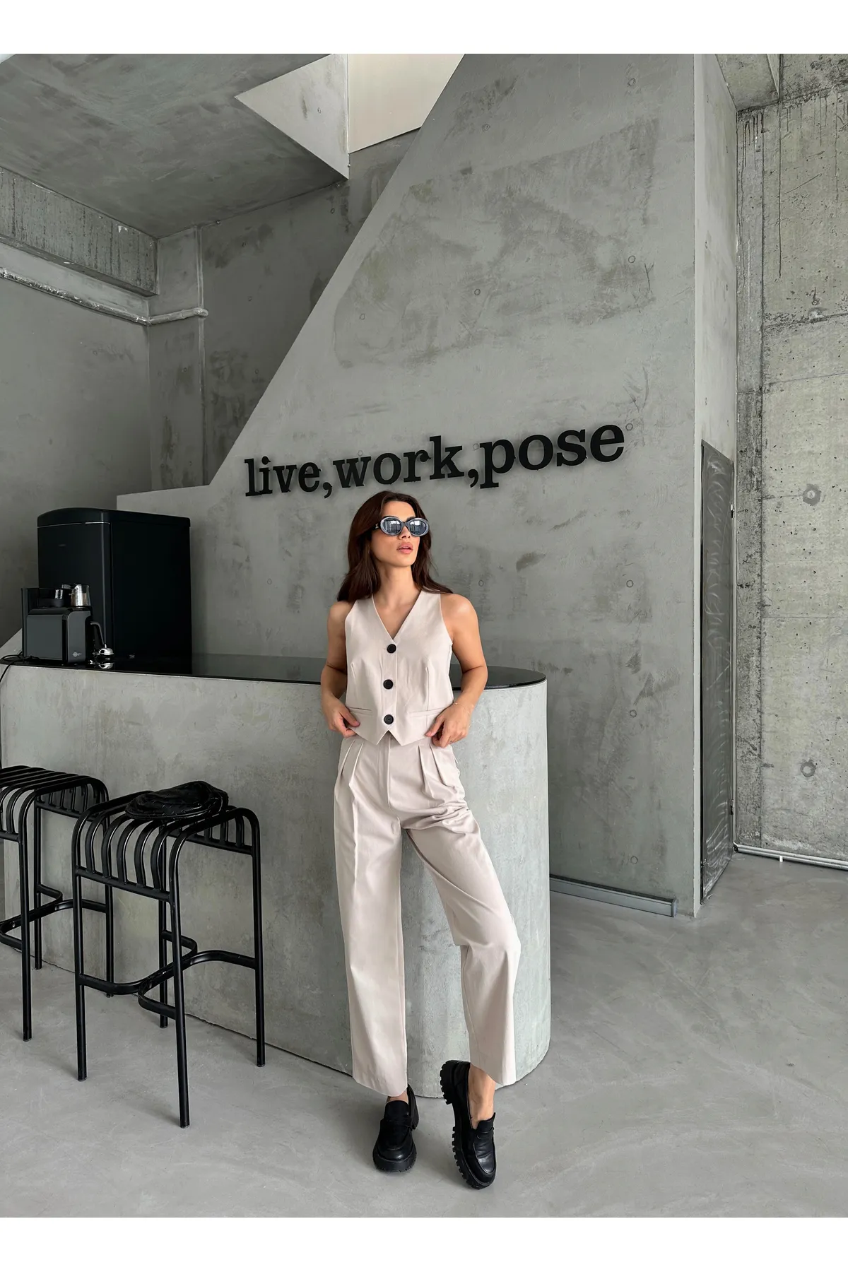 Laluvia  Set aus Weste und Hose in Steinfarbe mit Detail auf der Rückseite