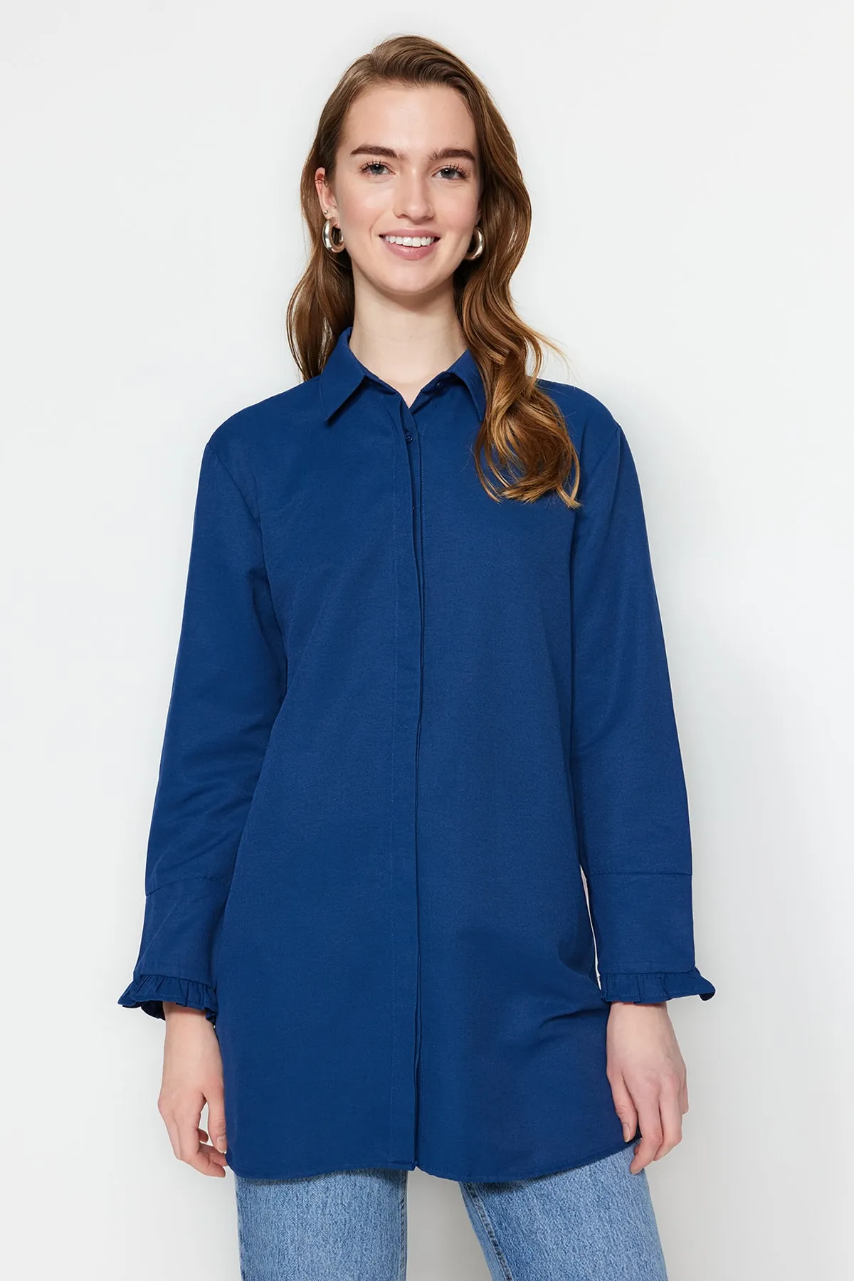 Trendyol Modest  Indigoblaues Hemd aus gewebter Baumwolle mit Rüschen im Denim-Look TCTSS23TG00042