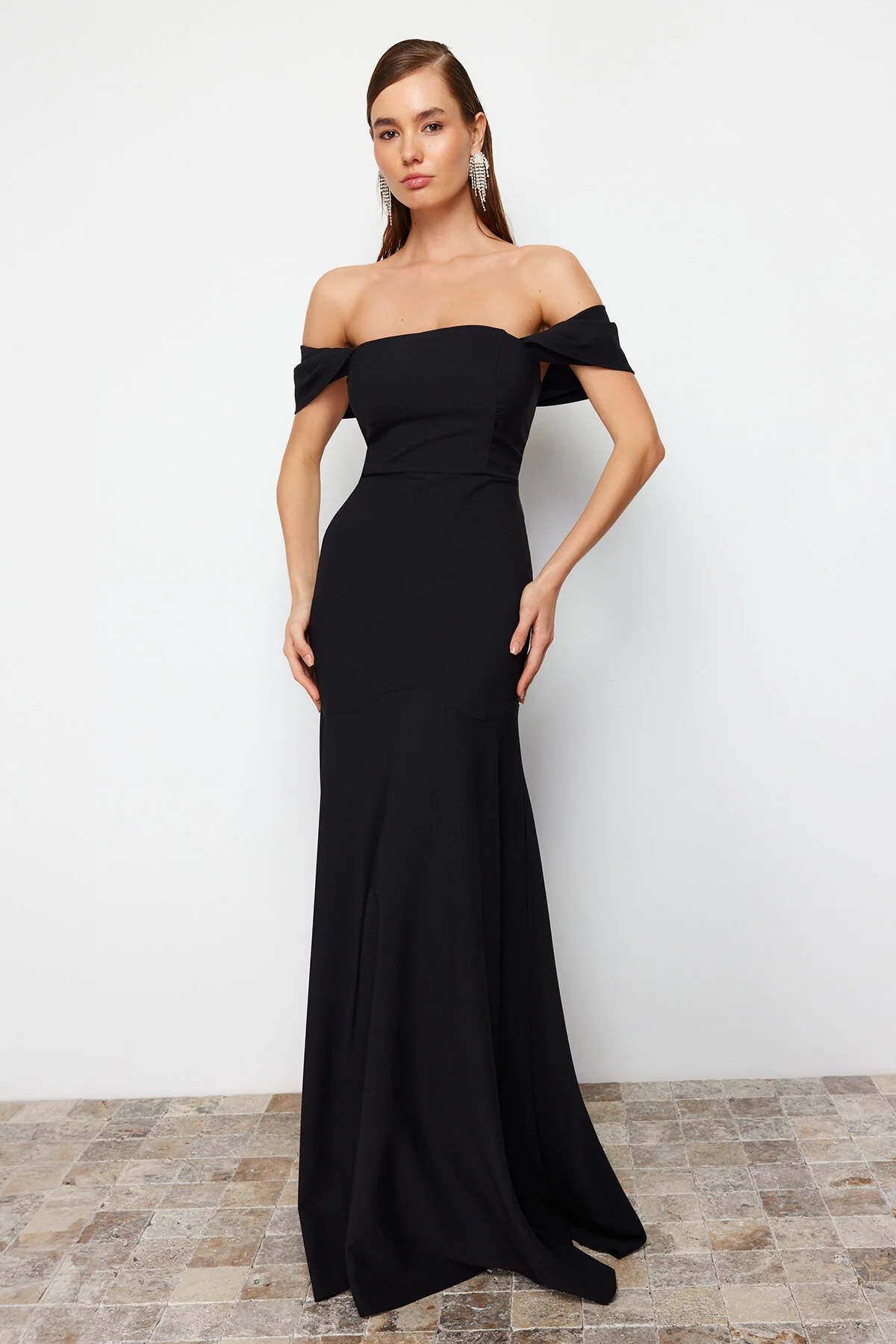 Trendyol Collection  Schwarzes, gerade geschnittenes, gewebtes Abendkleid und Abschlusskleid TPRSS24AE00060