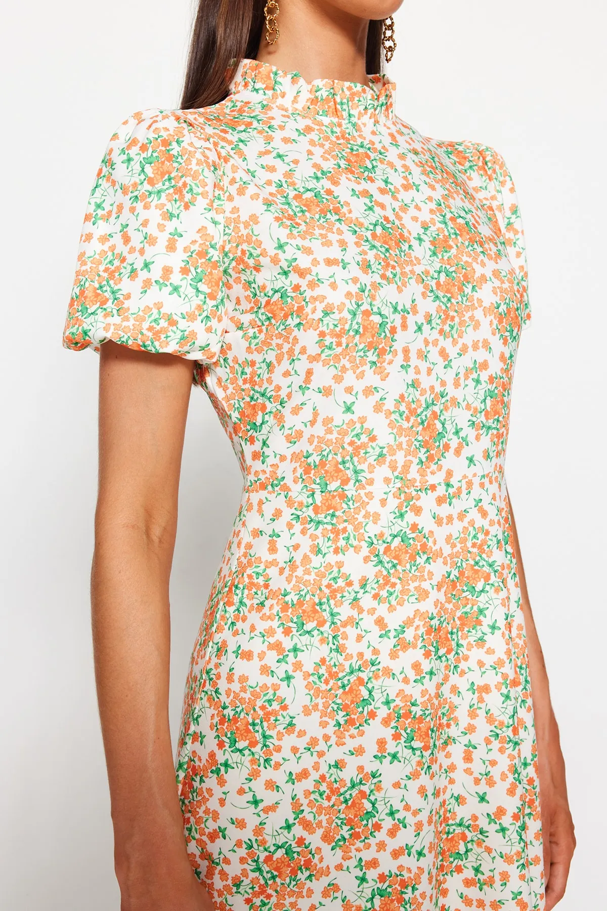 Trendyol Collection  Ecrufarbenes A-Linien-Midikleid mit Blumenmuster TWOSS20EL0894