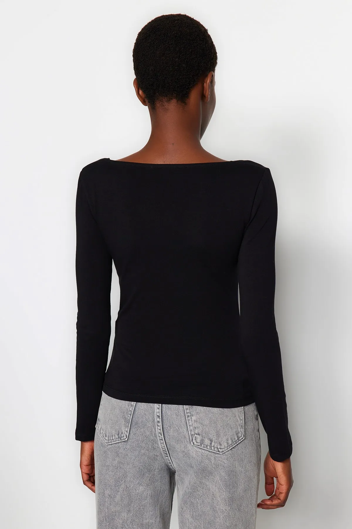 Trendyol Collection  Schwarze, dehnbare, figurbetonte Bluse aus Baumwolle mit quadratischem Ausschnitt TWOAW24BZ00016