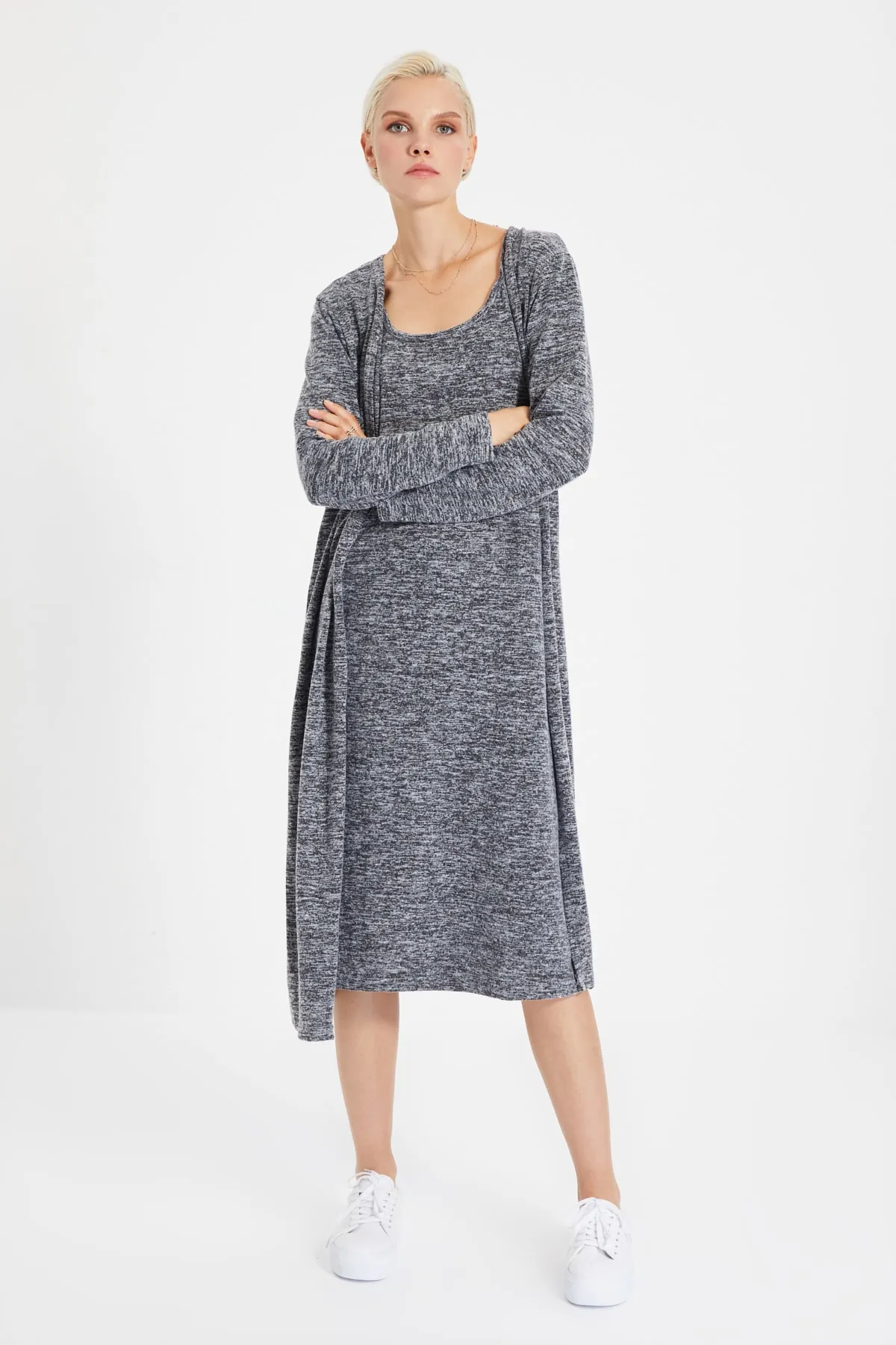 Trendyol Collection  Anthrazitfarbenes, weiches 2-teiliges Set mit gestricktem Kordel-Hosenträger-Home-Kleid TWOAW21EL1141