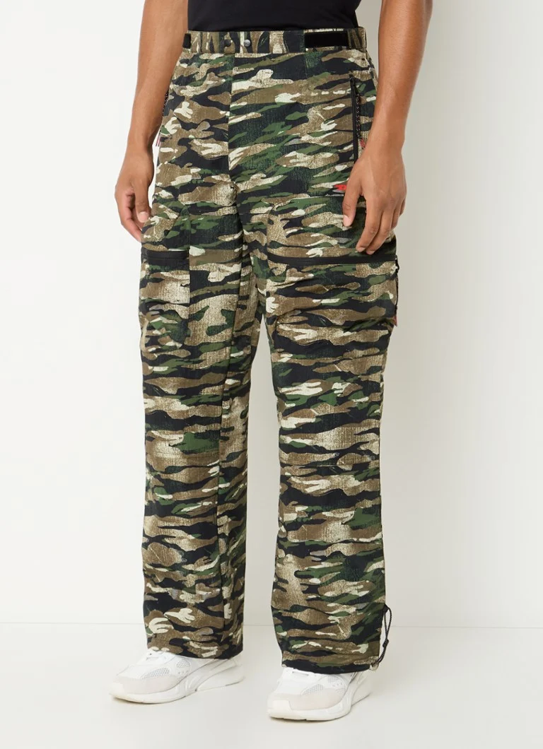 Pantaloni cargo cu imprimeu de camuflaj Diesel Ambrose WT23 cu picior lat