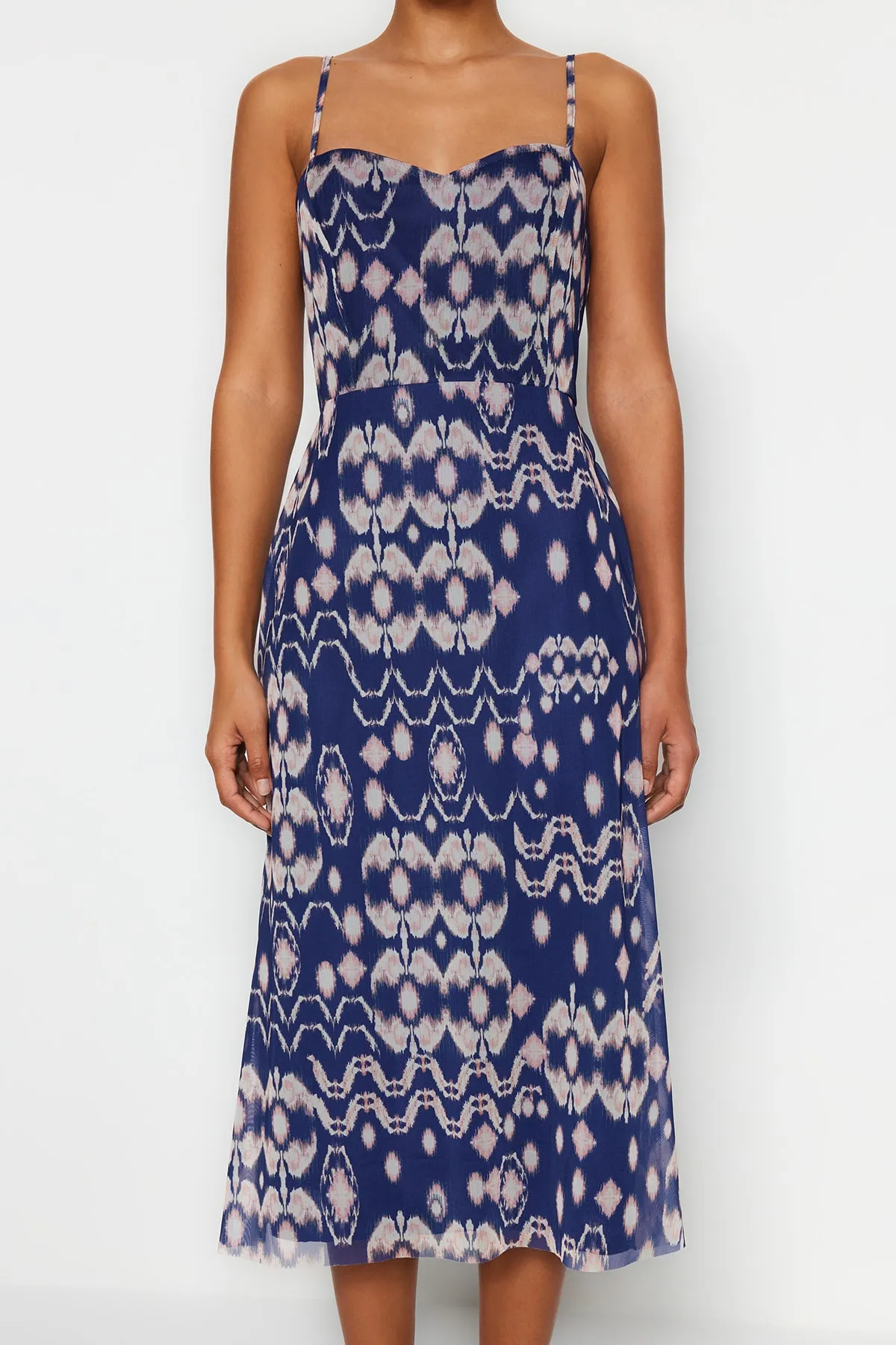 Trendyol Collection  Marineblau gemustertes Midi-Strickkleid mit überkreuztem Rücken und detaillierten Trägern und herzförmigem Ausschnitt TWOSS23EL02092