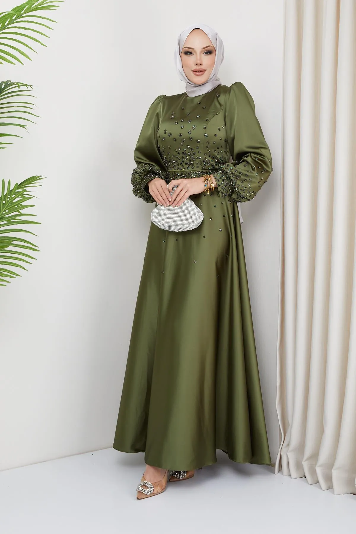 Olcay  Abendkleid aus Satin mit Steindetail vorne und an den Ärmeln HELLGRÜN 1658