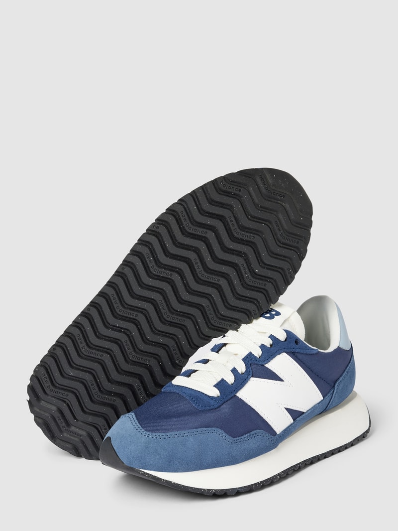 Sneaker mit Label-Details in hellblau