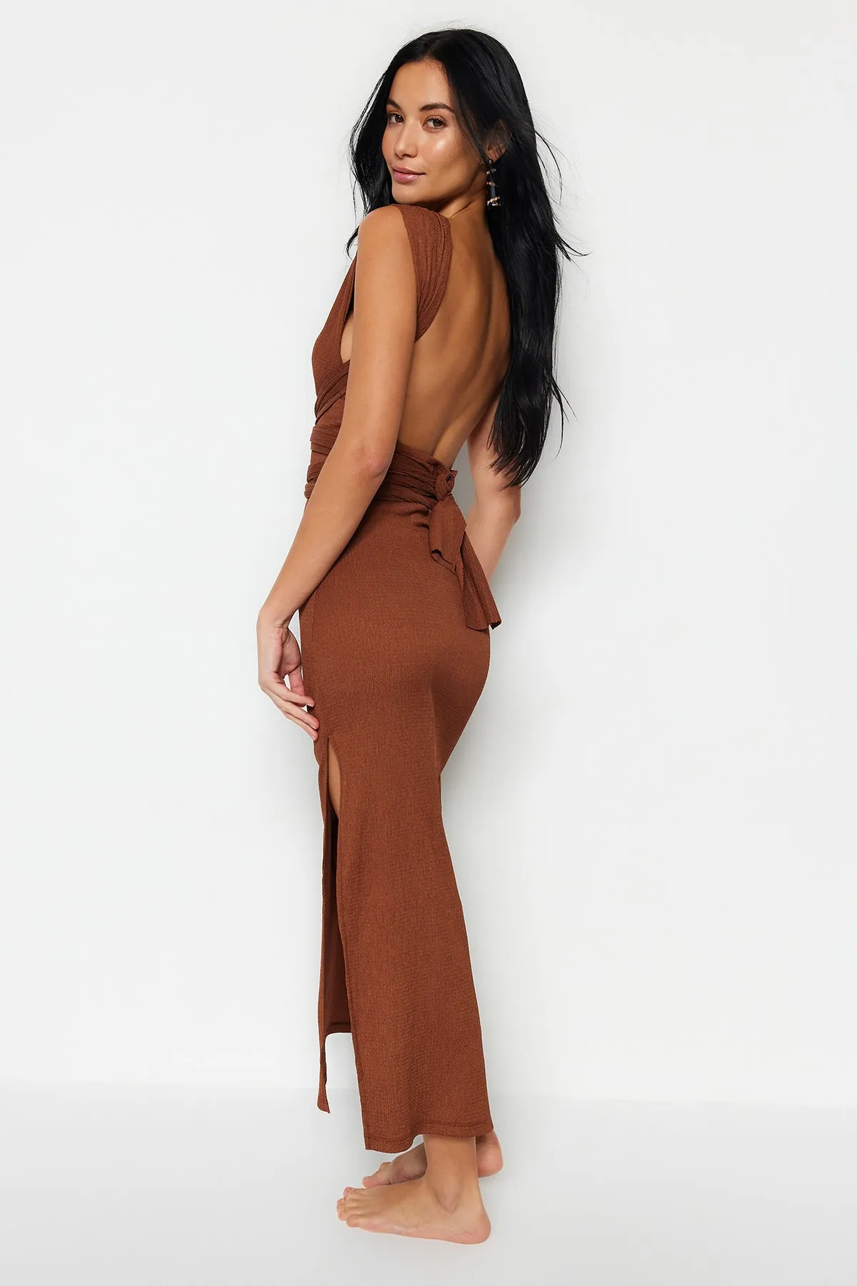 Trendyol Collection  Braunes, figurbetontes Maxi-Strandkleid mit Strickschnürung TBESS23EL00232