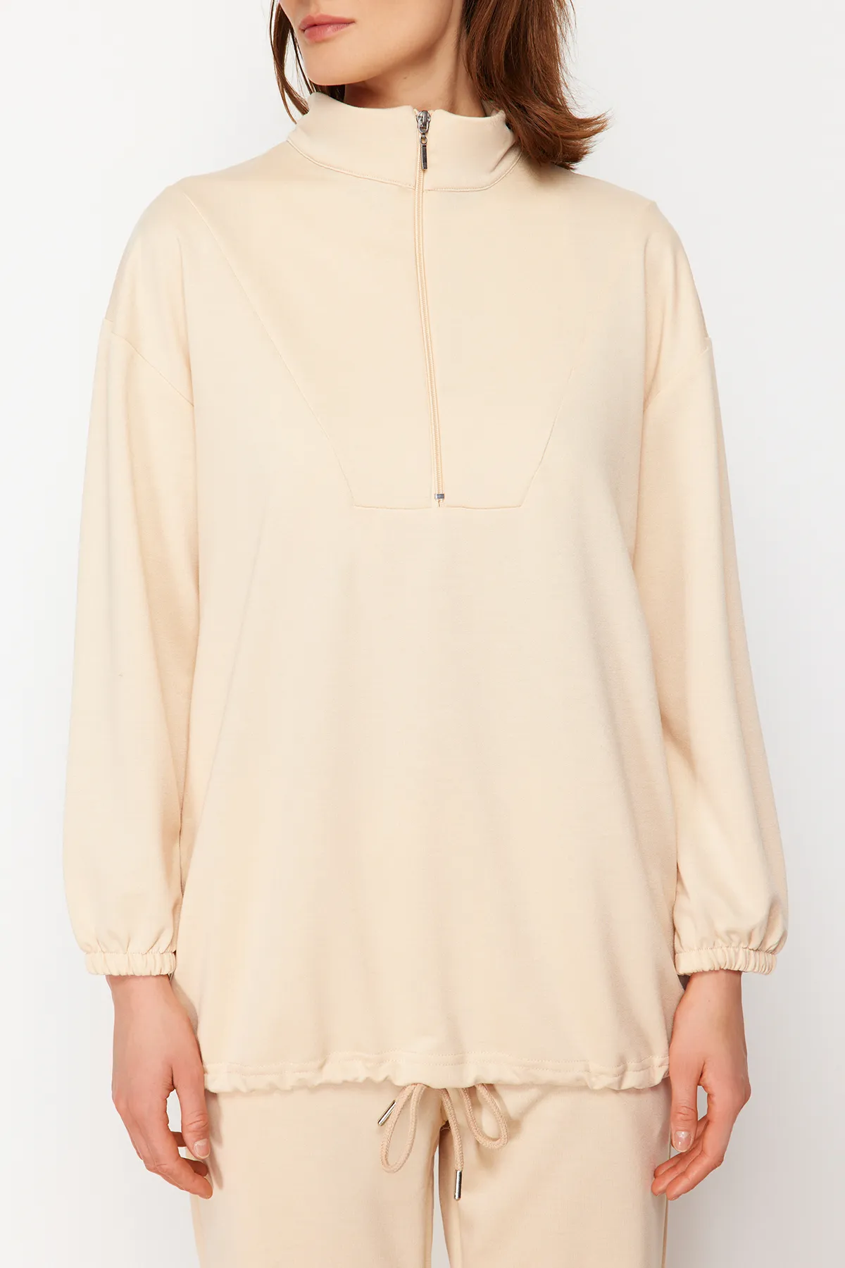 Trendyol Modest  Beigefarbenes Strick-Trainingsanzug-Set mit hohem Kragen und Kordelzug und Reißverschluss TCTAW22EN0051