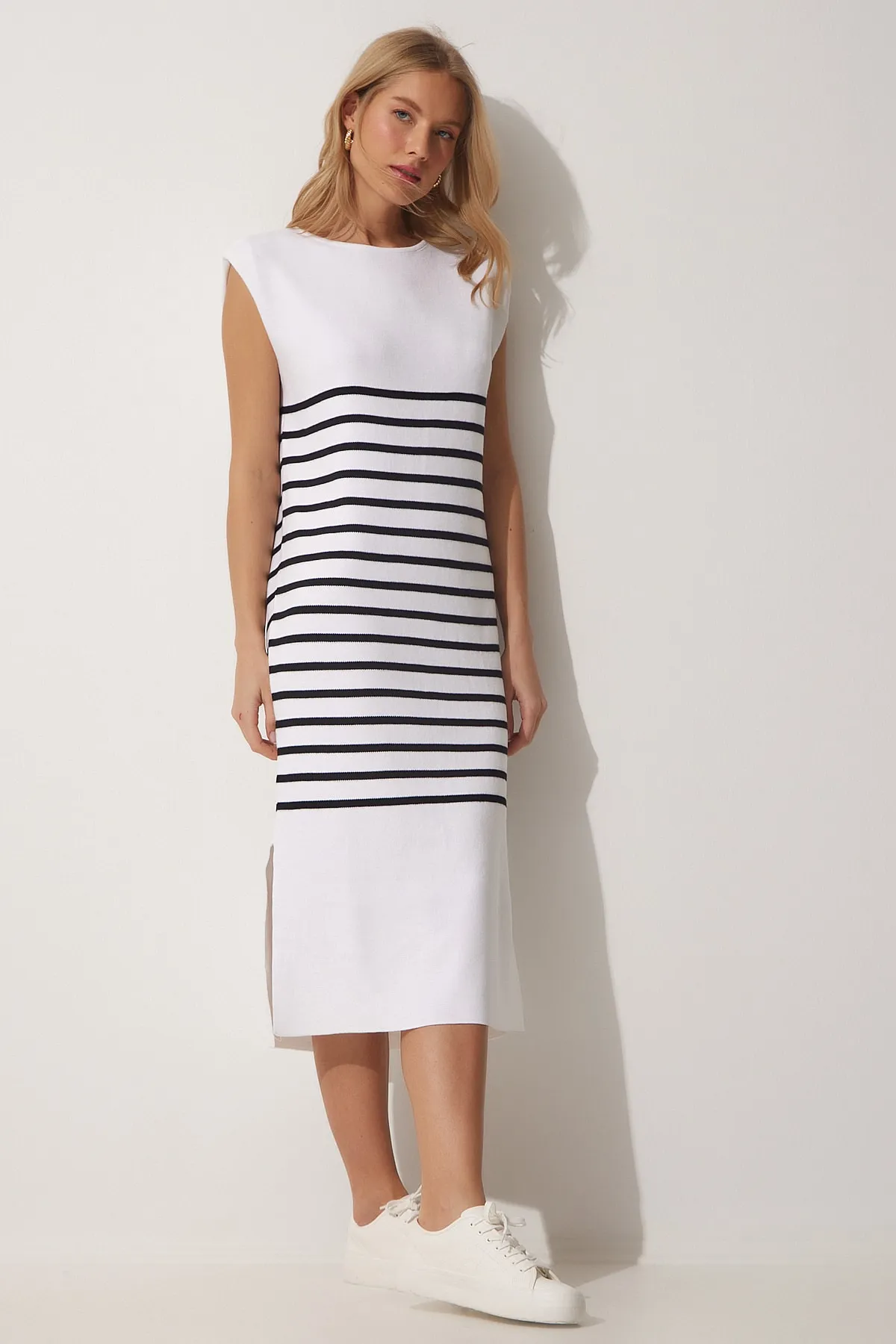 Happiness İstanbul  Schwarz-weiß gestreiftes Sommer-Strickkleid für Damen NS00374