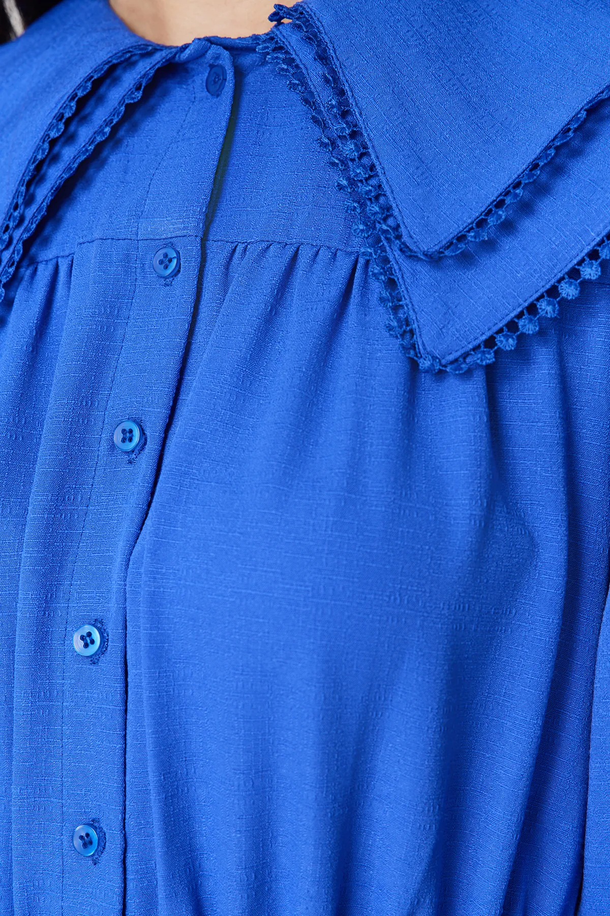 Trendyol Modest  Blaues, gewebtes Kleid in Leinenoptik mit Babykragen TCTSS24EB00061