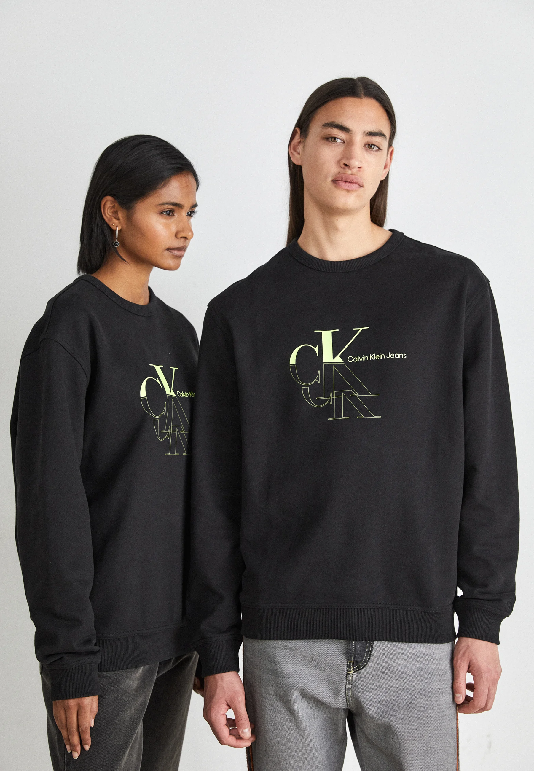 Sudadera unisex de cuello redondo con monograma Echo de Calvin Klein Jeans