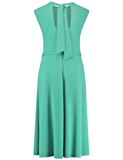 Fließendes Kleid mit Bindebändern