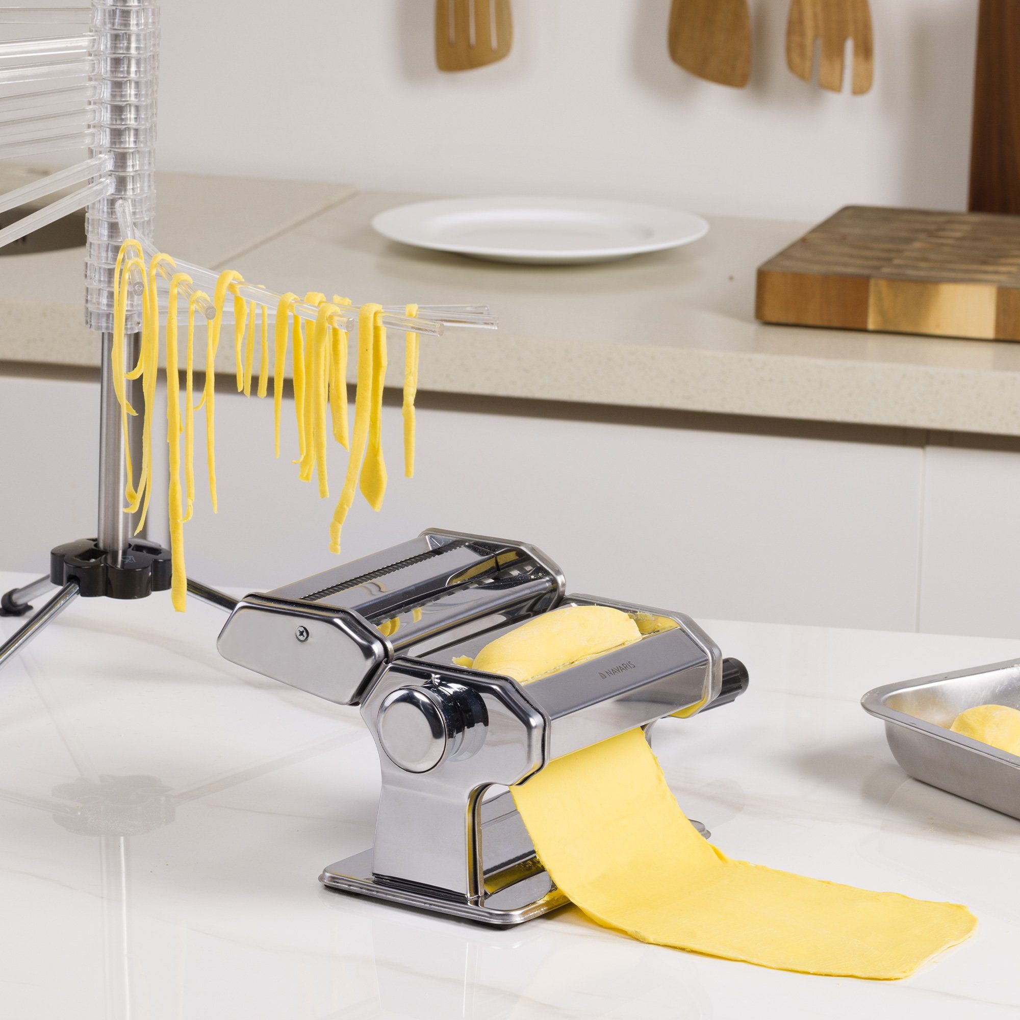 Navaris Nudelmaschine Nudelmaschine Pasta Maschine mit Holzgriff - Pasta Maker für Spaghetti