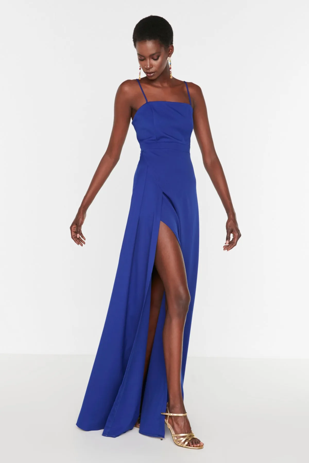 Trendyol Collection  Langes Abendkleid mit tiefem Ausschnitt und Schlitz von Saks TPRSS19FZ0511