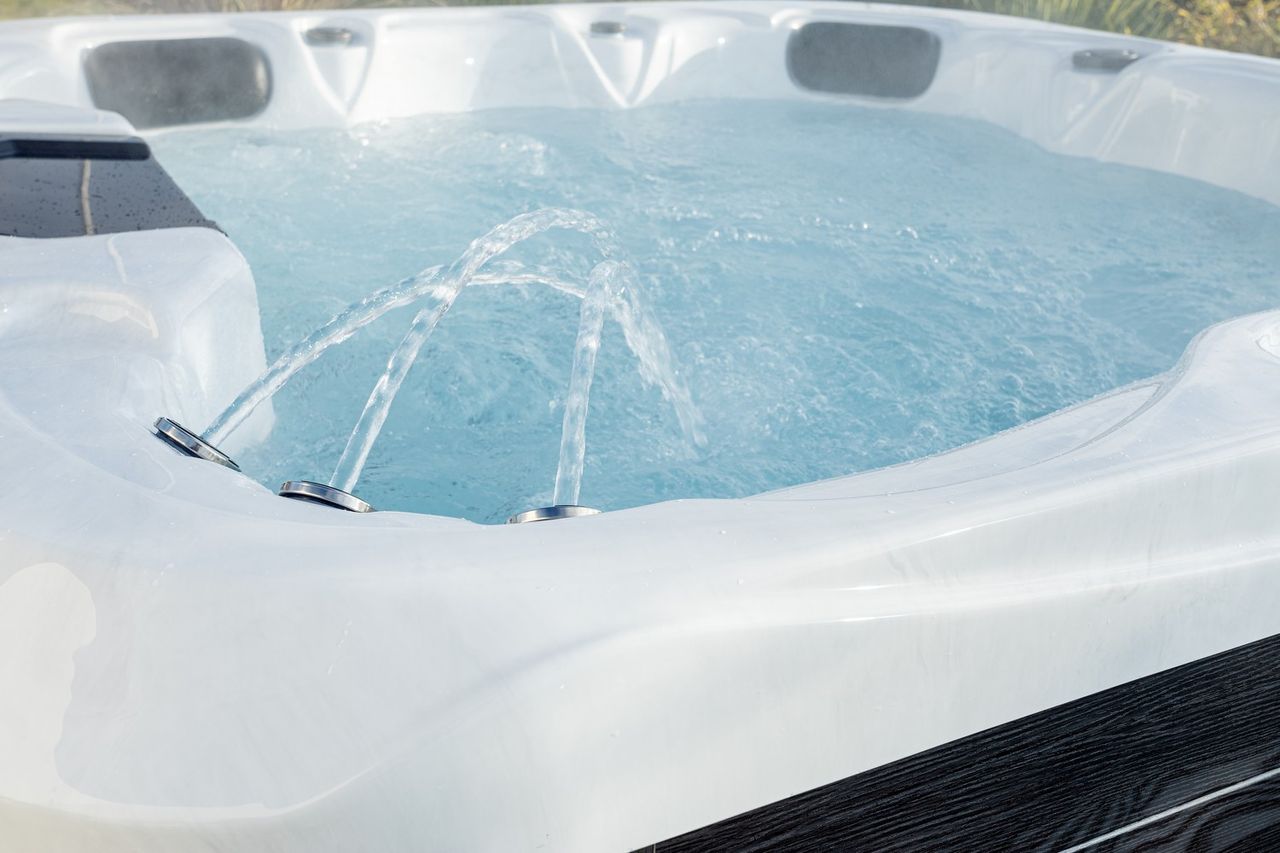 Home Deluxe Outdoor Whirlpool MALAGA inkl. Abdeckung & Treppe mit Wärmeisolierung für 5 Personen