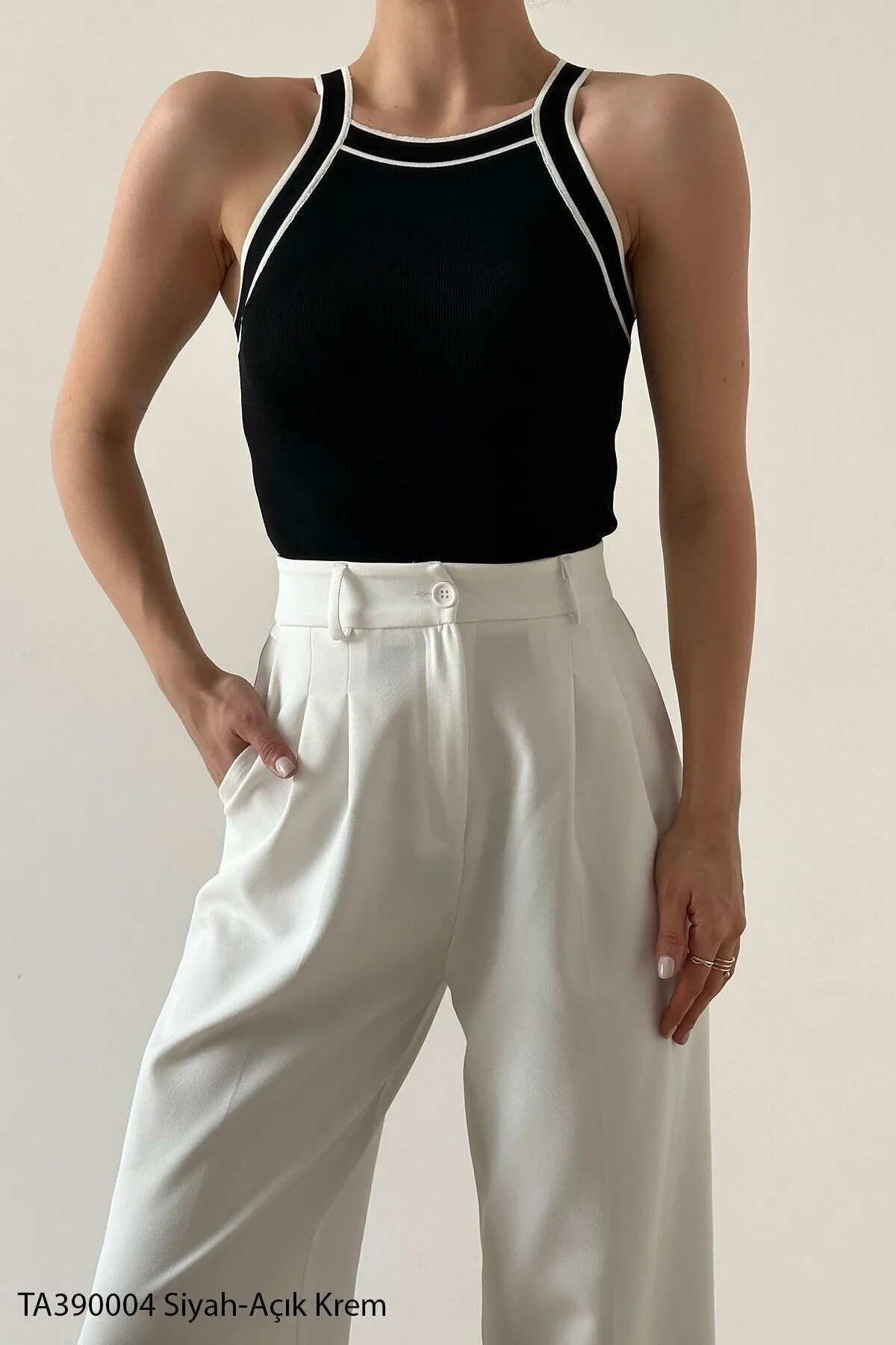 Rhosus  Ärmellose, kontrastierende schwarze Strick-Athleten-Bluse mit Neckholder