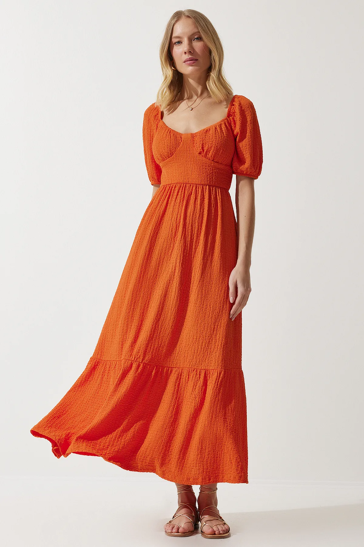 Happiness İstanbul  Strukturiertes Sommer-Strickkleid für Damen in Orange mit Herzkragen UB00050