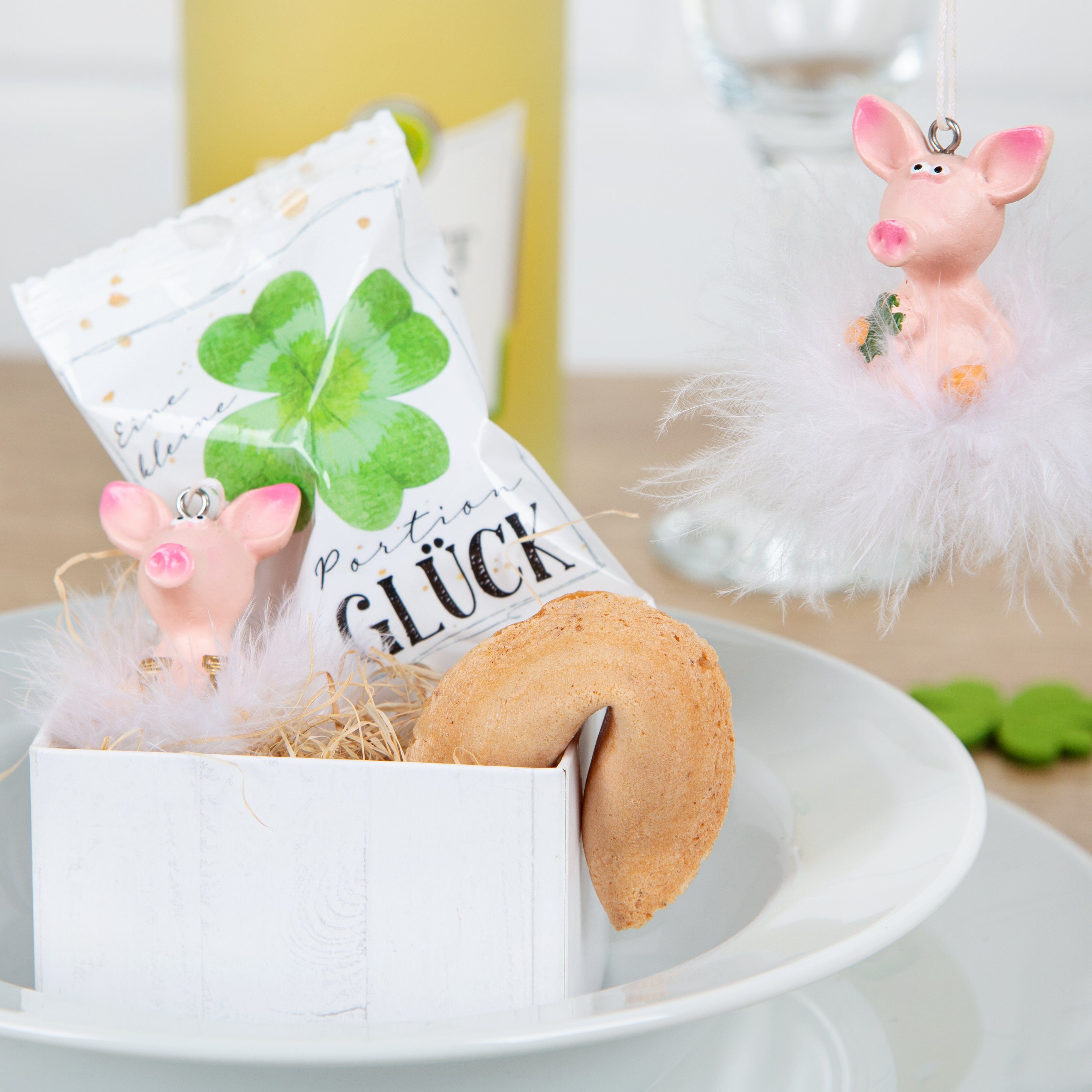 Logbuch-Verlag Geschenkbox 4 Schweinchen Glücksbringer mit Federn 7 cm (Set, 4 St), mit süßem Federrock