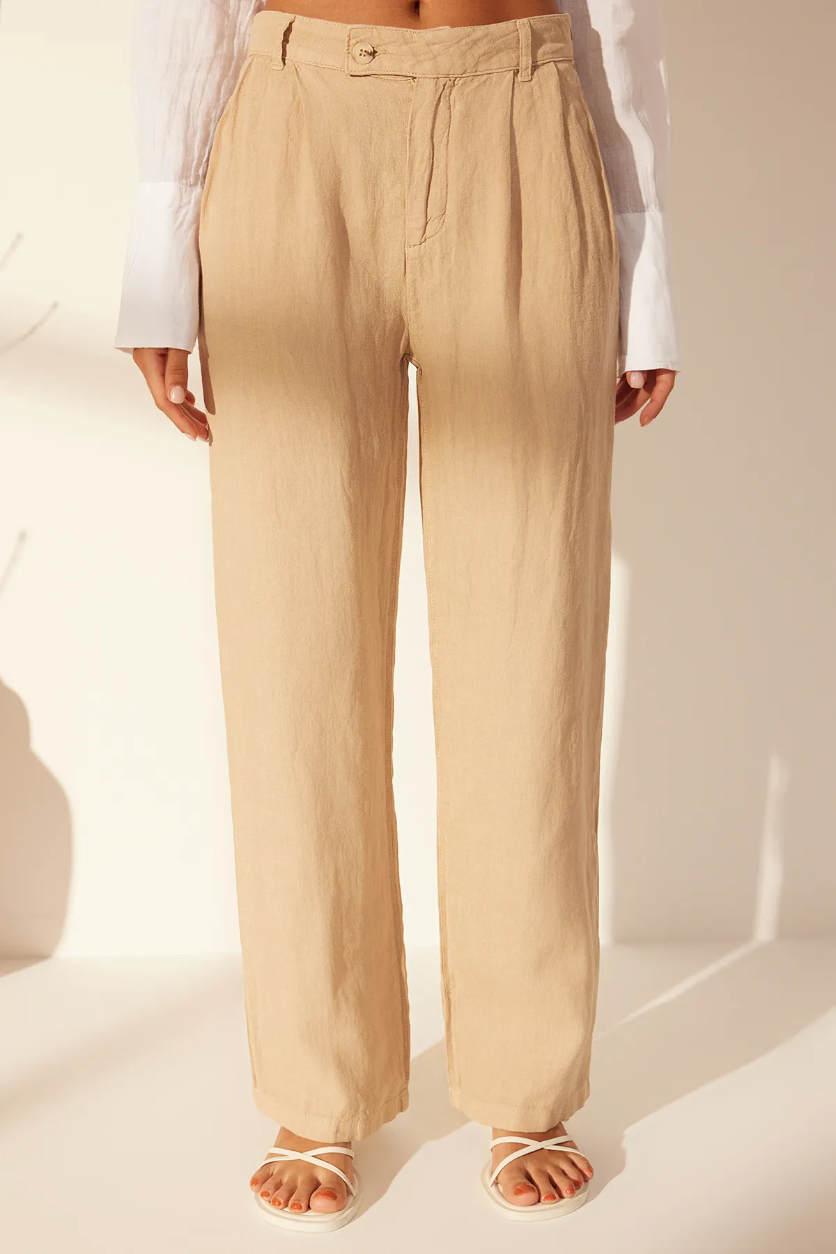 Trendyol Collection  Beigefarbene Plissierte Hose aus 100 % Leinen mit hoher Taille und weitem Bein TWOSS24JE00245