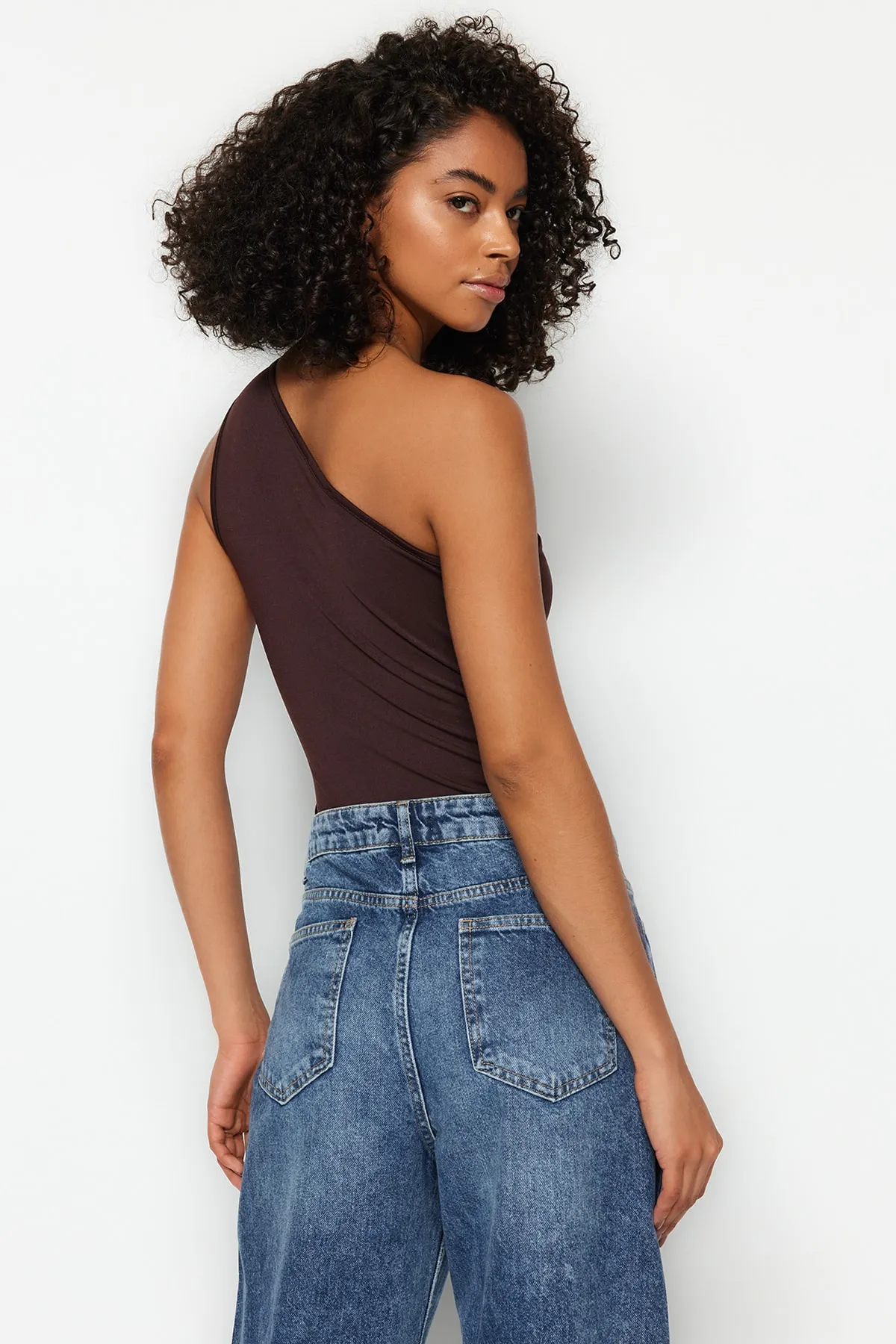 Trendyol Collection  Brauner Stretch-Strickbody mit asymmetrischem Kragen, Cut-Outs und Druckknöpfen TWOSS23BD00014