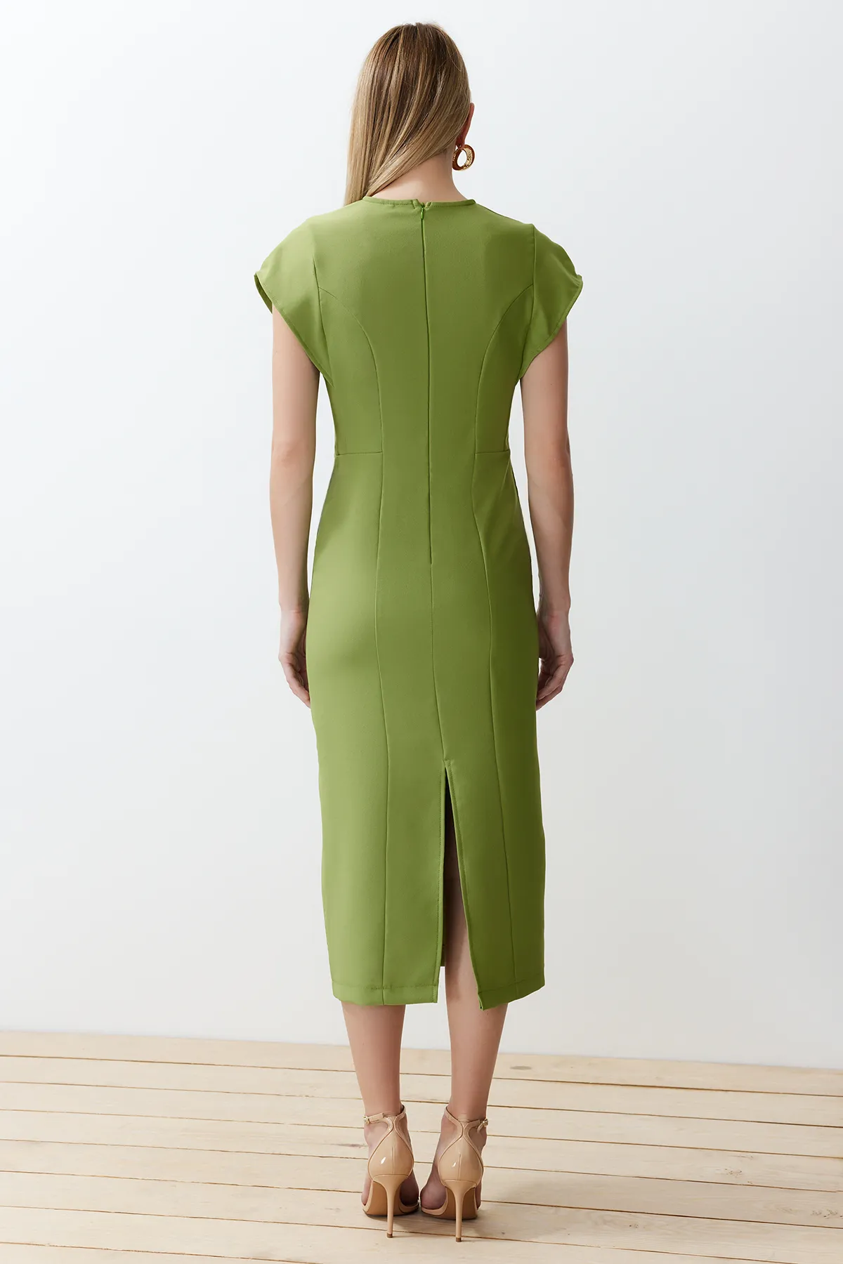 Trendyol Collection  Grünes Body-Wickel-Midikleid mit niedrigen Ärmeln und Rundhalsausschnitt aus Webstoff TWOSS24EL00608