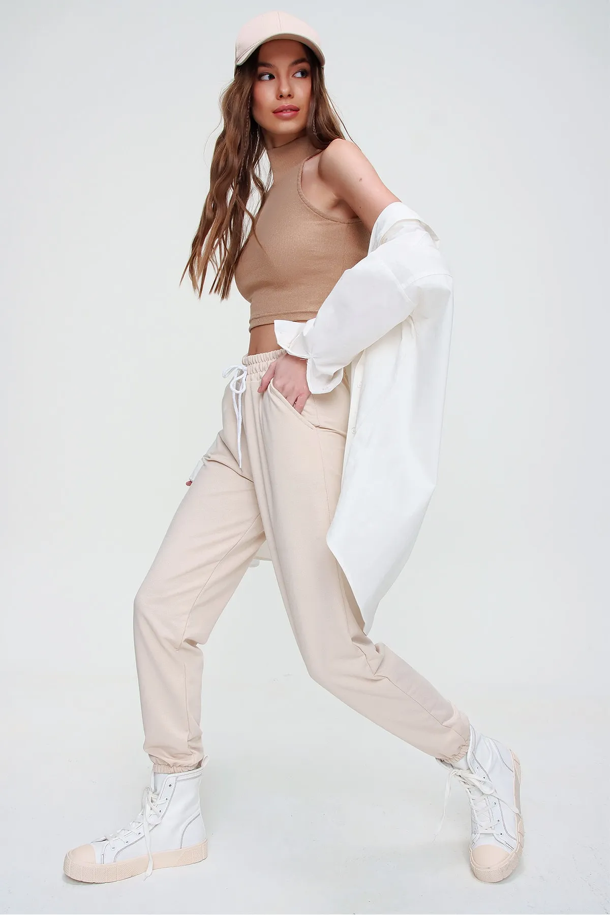 Trend Alaçatı Stili  Hellbeige Basic Jogginghose für Damen mit elastischem Bund und Beinen ALC-X5902