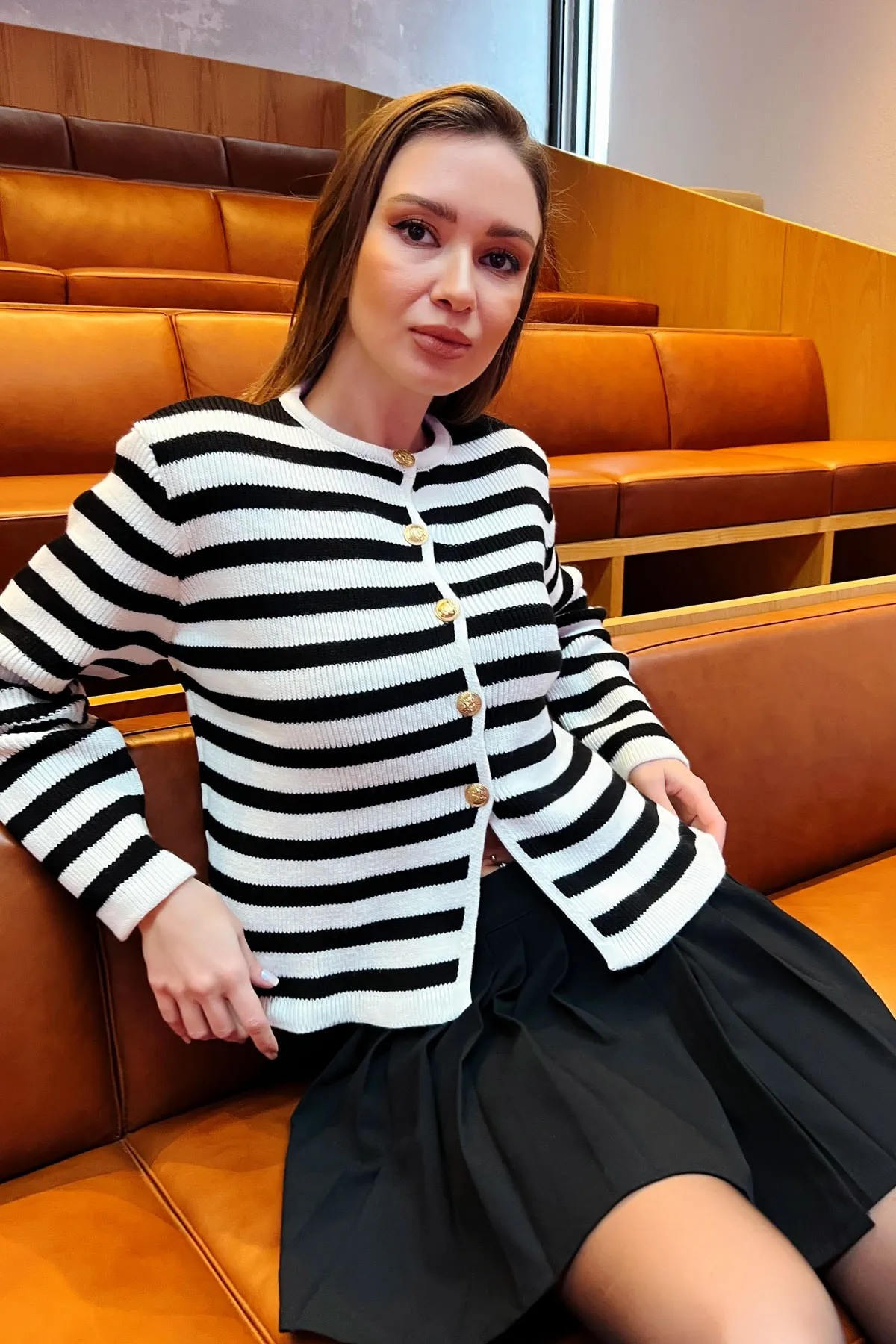 Lafaba  Weiß gestreifter, wattierter Strick-Cardigan mit goldenen Knöpfen und Rundhalsausschnitt für Damen