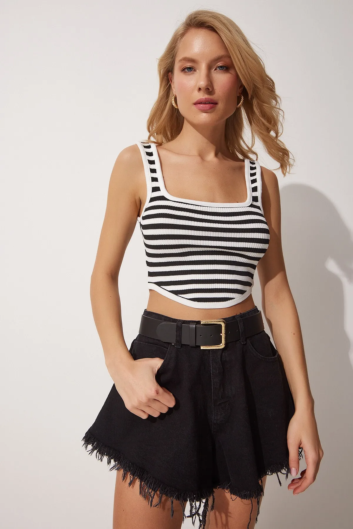 Happiness İstanbul  Schwarze gestreifte Crop-Strickbluse für Damen YY00143