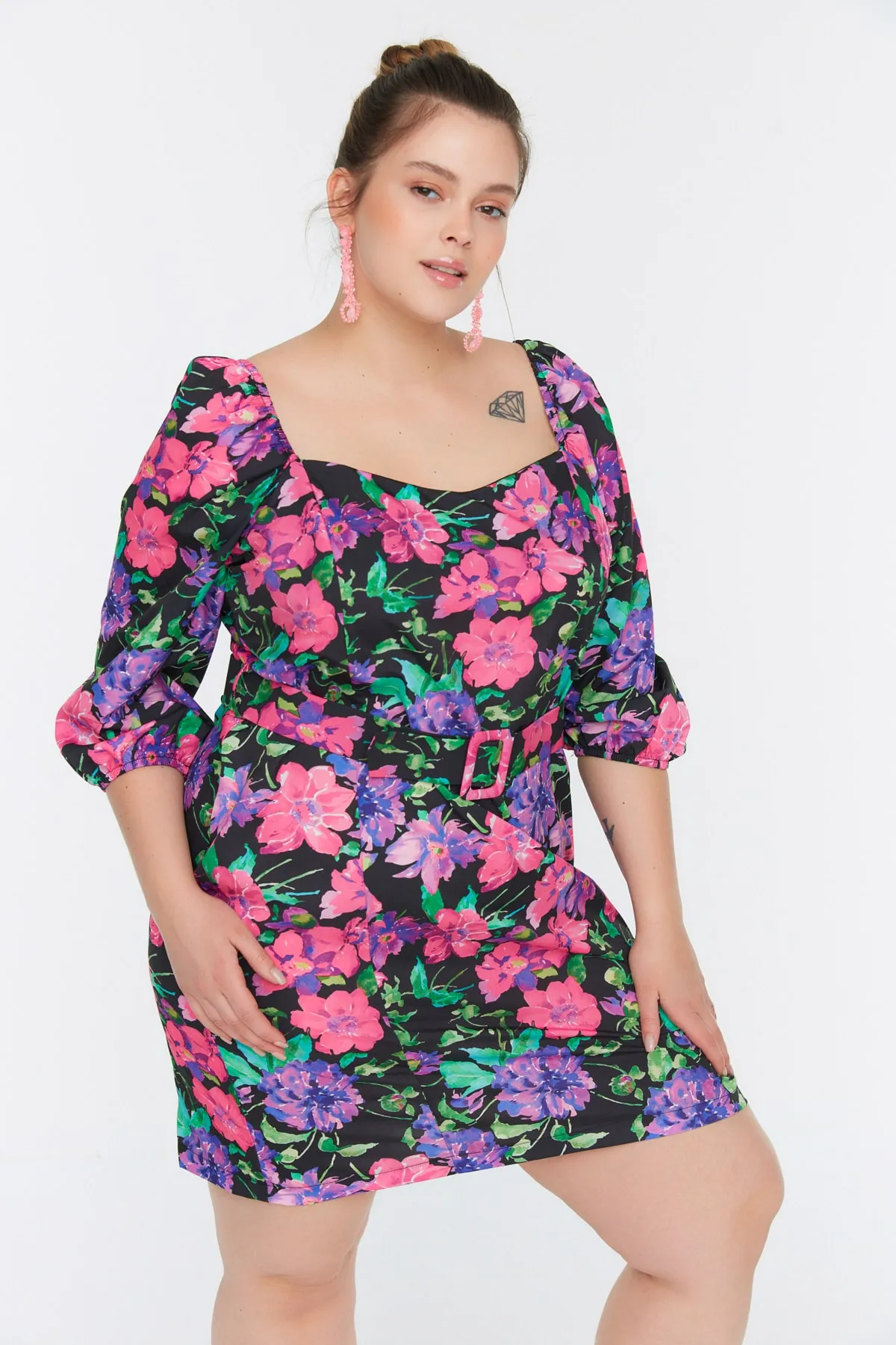 Trendyol Curve  Mini-Webkleid mit Blumenmuster und Gürtel TBBSS22EL00039