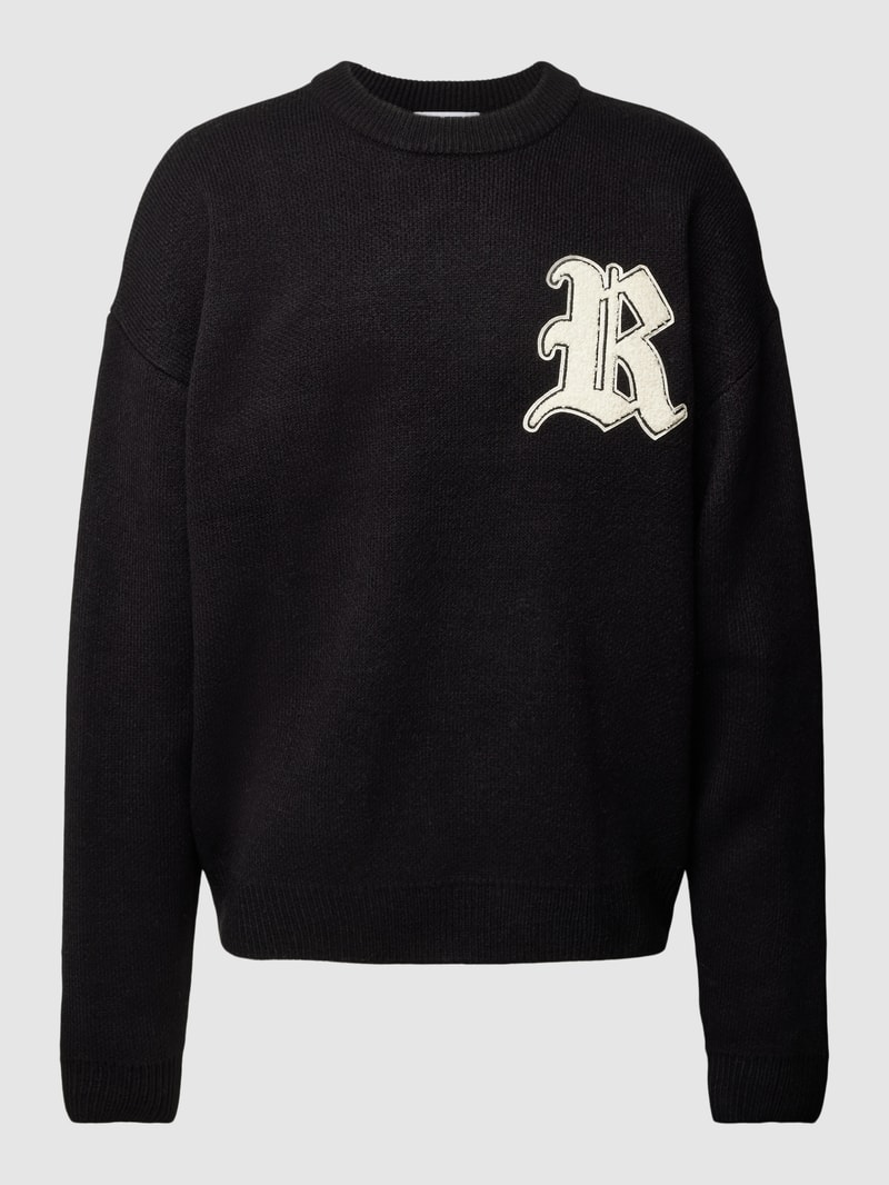 Strickpullover mit Label-Patch und überschnittenen Schultern in schwarz