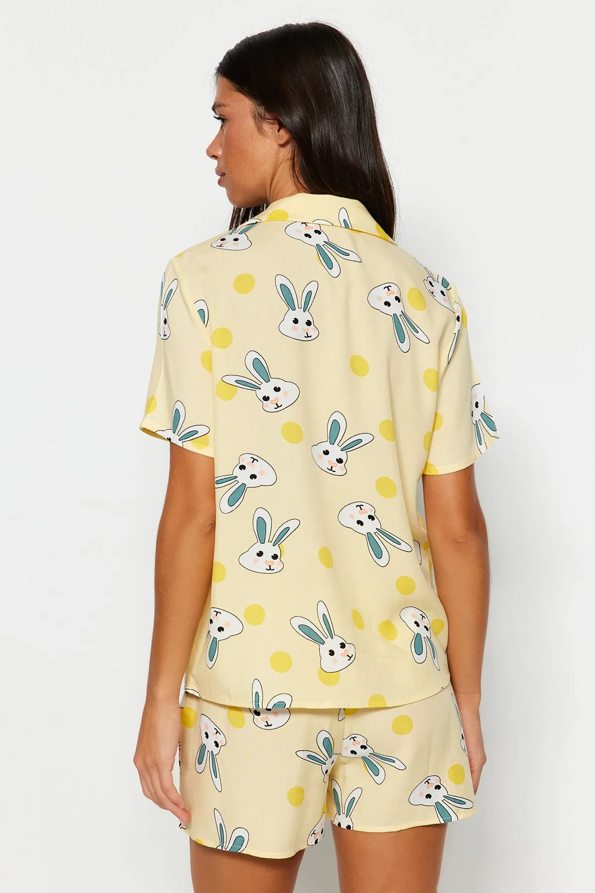 Trendyol Collection  Gelbes Pyjama-Set aus Viskose mit Hemd und Shorts mit Kaninchenmuster THMSS23PT00235