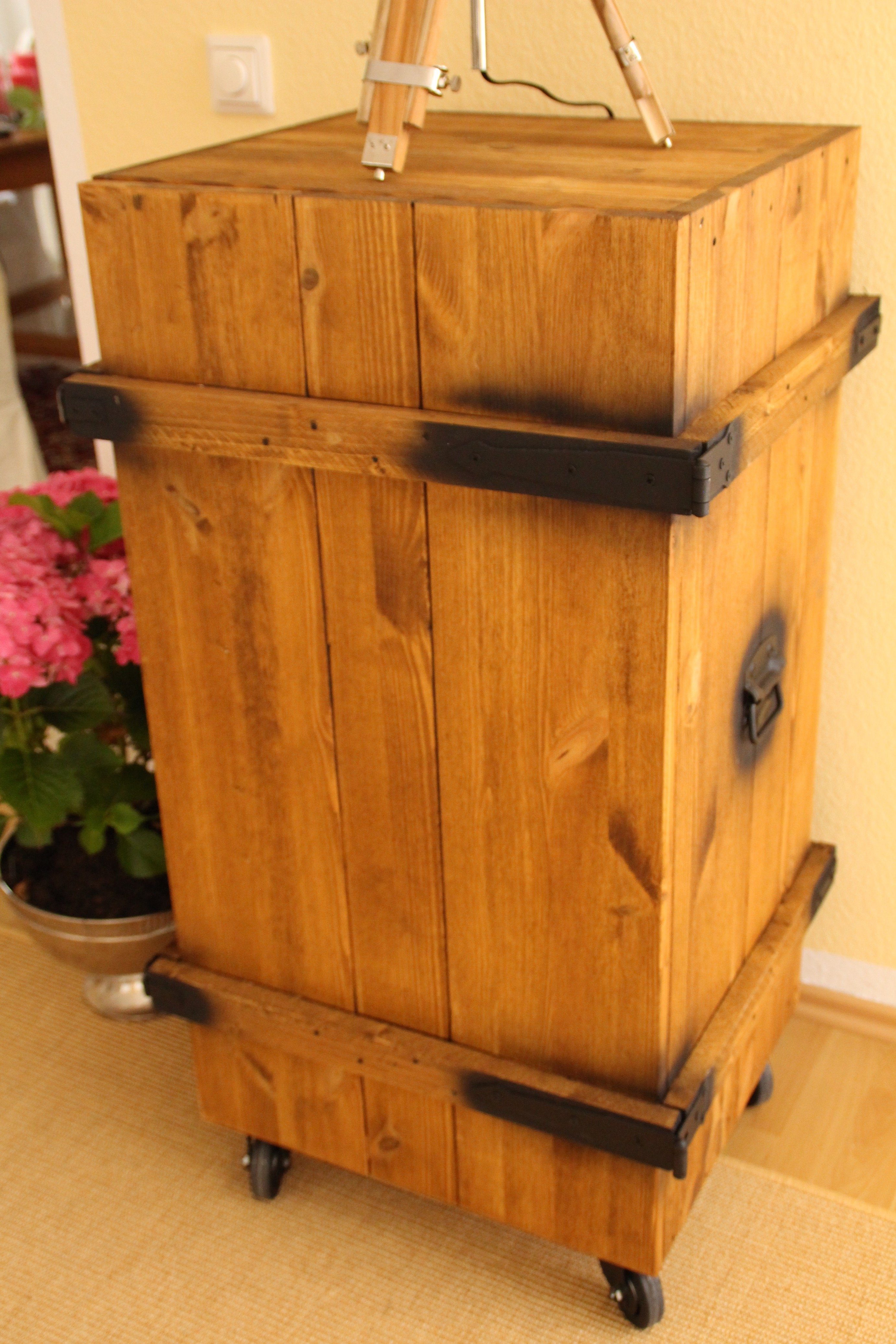 Uncle Joe´s Barschrank im stylishen Truhen-Design