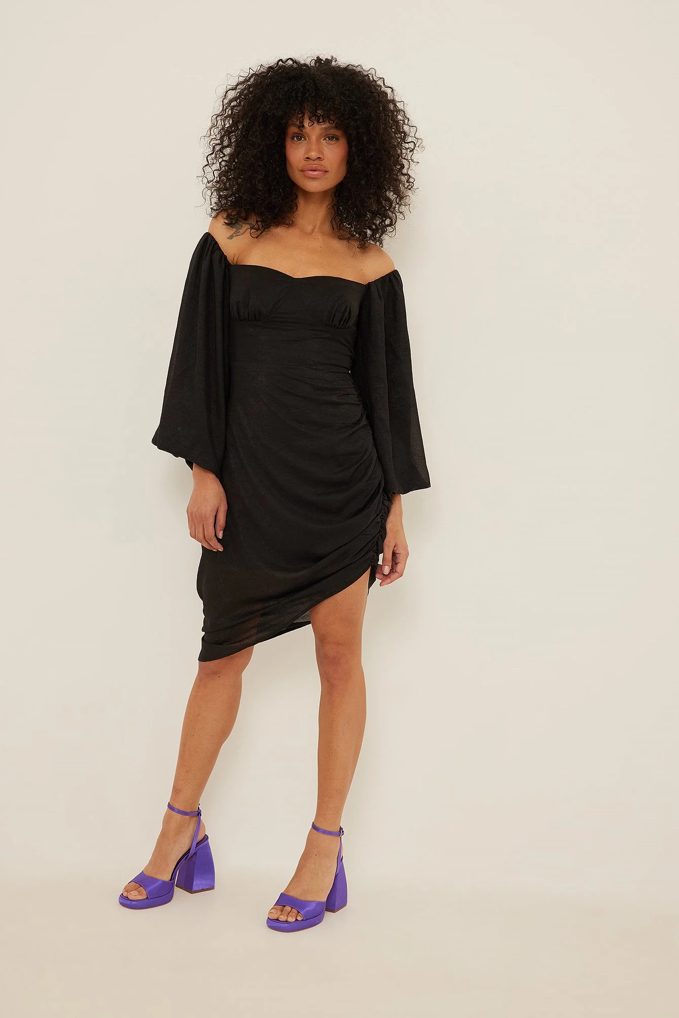 Kleid mit Körbchendetail und asymmetrischem Saum