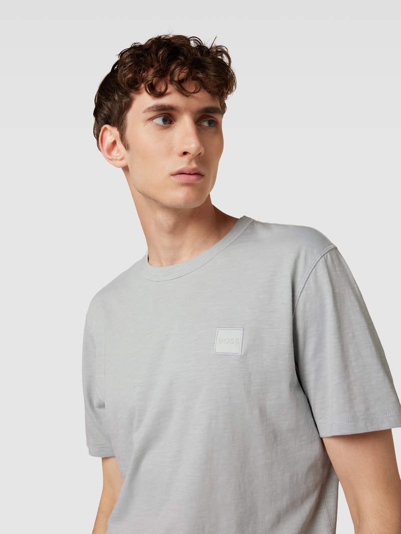 T-Shirt mit Label-Applikation in hellgrau