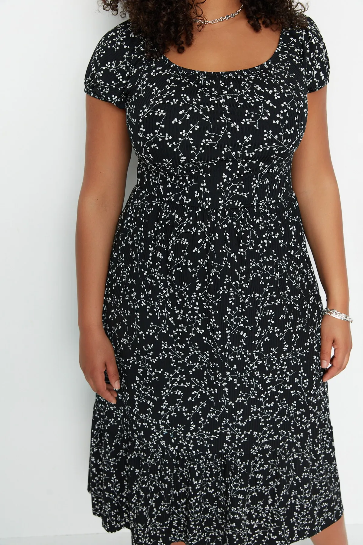 Trendyol Curve  Schwarzes Strickkleid mit Blumenmuster TBBSS22AH00009