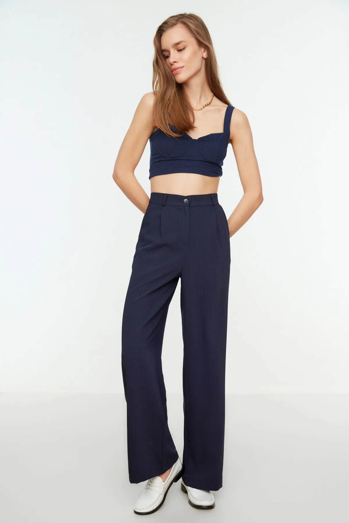 Trendyol Collection  Marineblaue Hose mit hohem Bund und weitem Bein / Gestreifte Webhose mit weitem Bein TWOSS22PL0100