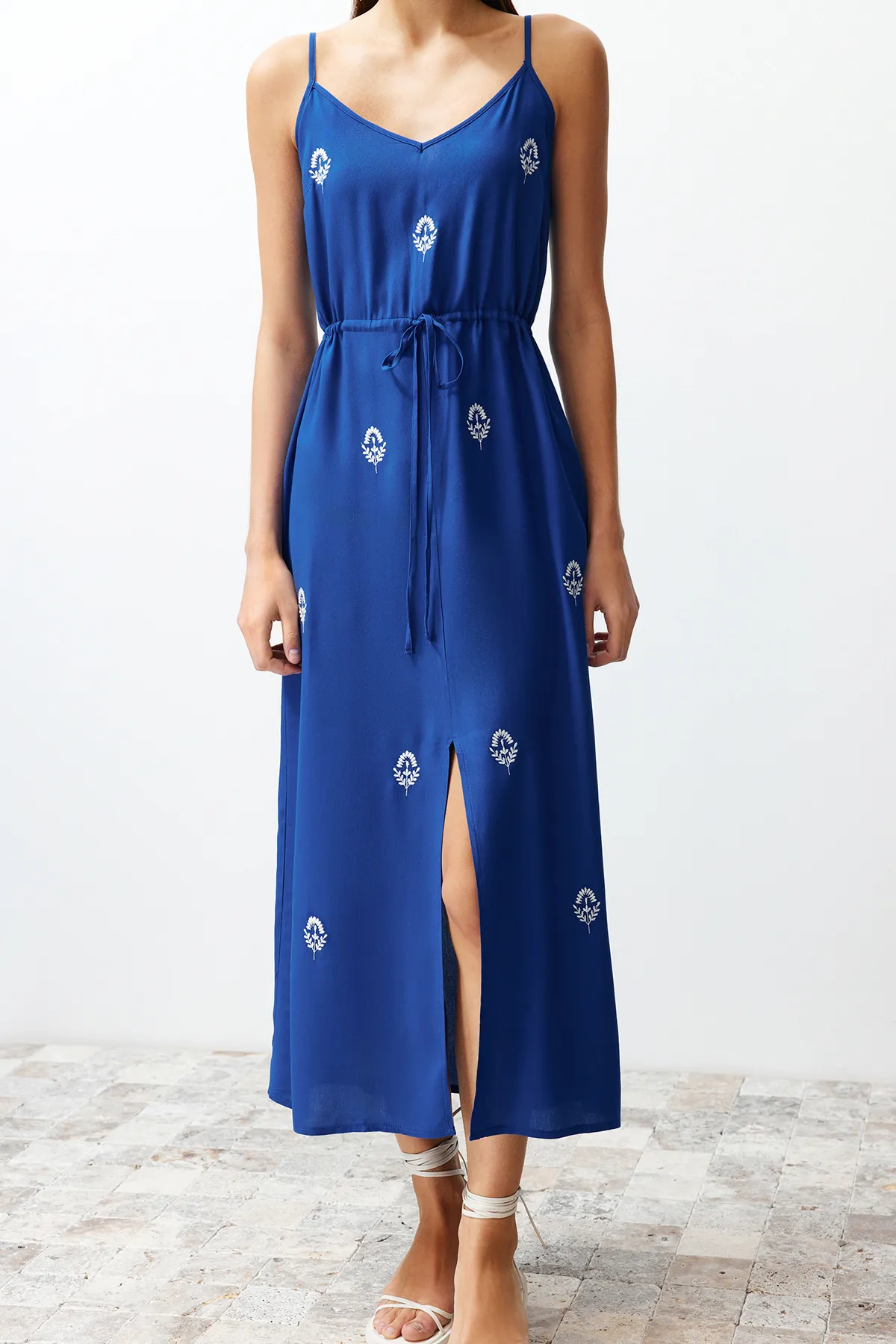 Trendyol Collection  Indigoblaues, gewebtes, besticktes Midikleid TWOSS23EL01431