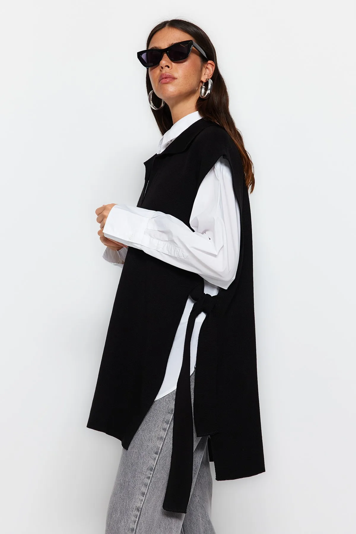 Trendyol Modest  Schwarzer Strickpullover mit Polokragen und seitlichem Bindeband TCTAW24UV00028
