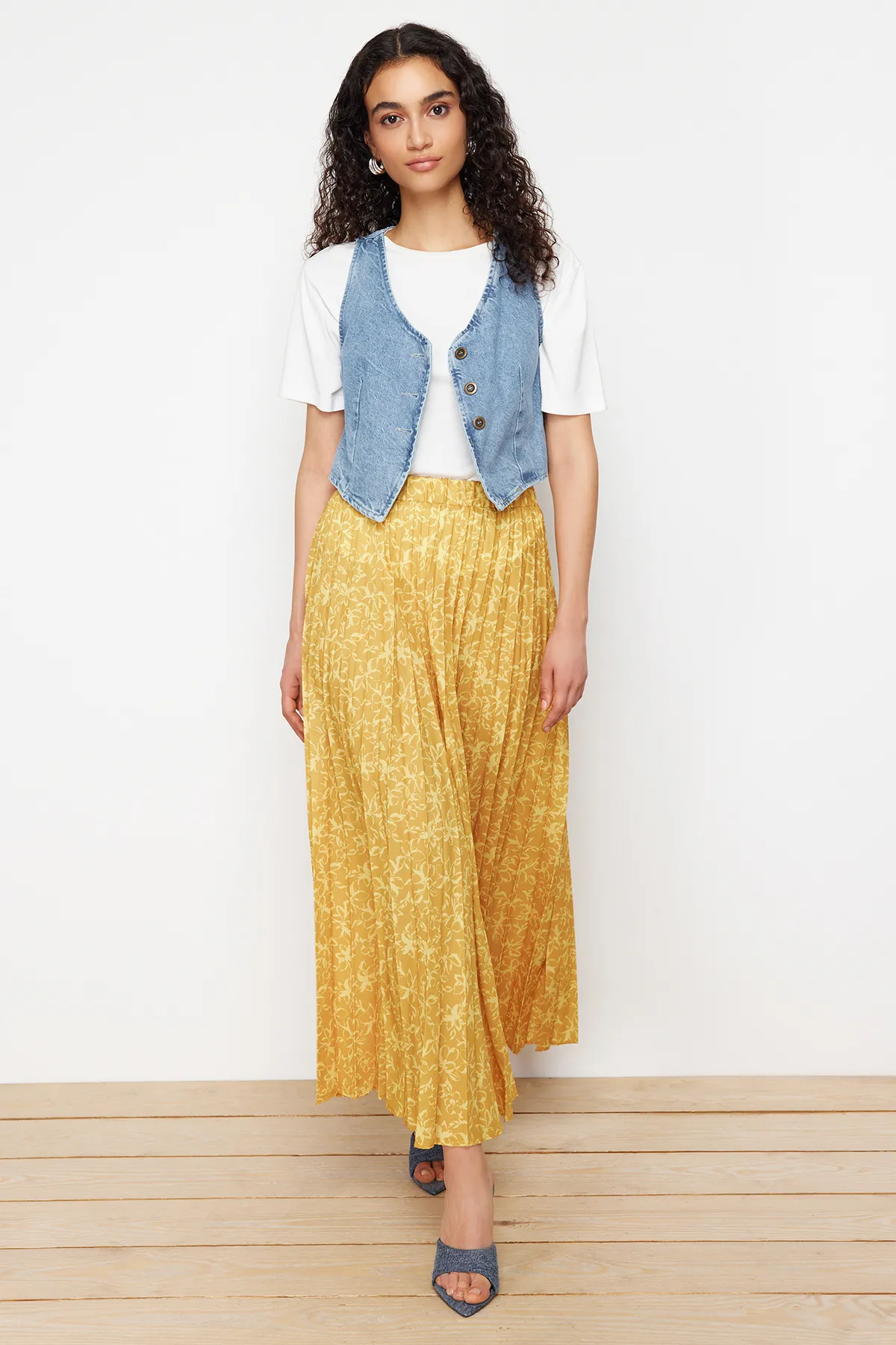 Trendyol Modest  Senffarbener, floral gemusterter, plissierter, gewebter Rock mit elastischem Bund TCTSS23EE00018