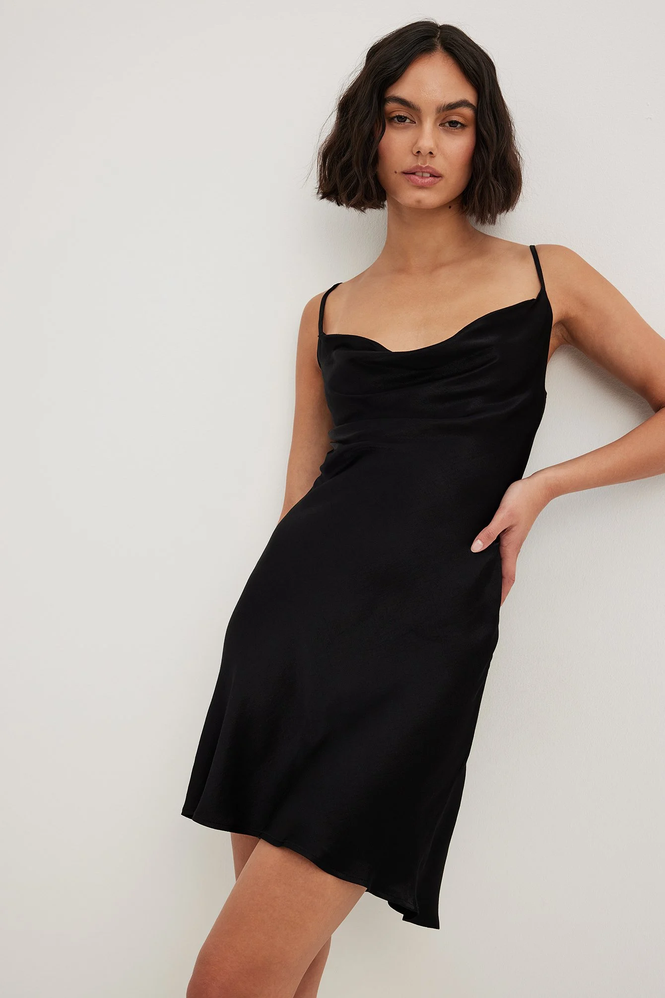Mini-Slipkleid mit Wasserfallausschnitt