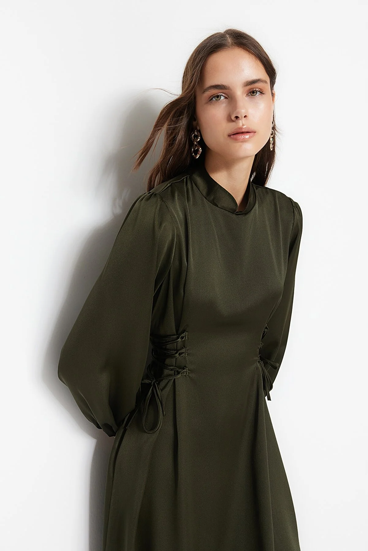 Trendyol Modest  Khakifarbenes Britted-Satin-Abendkleid mit Taille TCTSS23DB00037