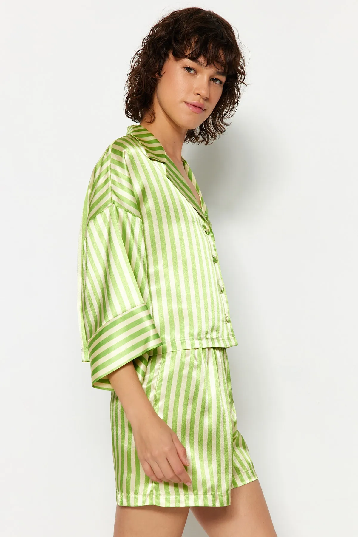 Trendyol Collection  Mehrfarbig-grün gestreiftes Hemd-Shorts-Pyjama-Set aus gewebtem Satin THMSS23PT00052
