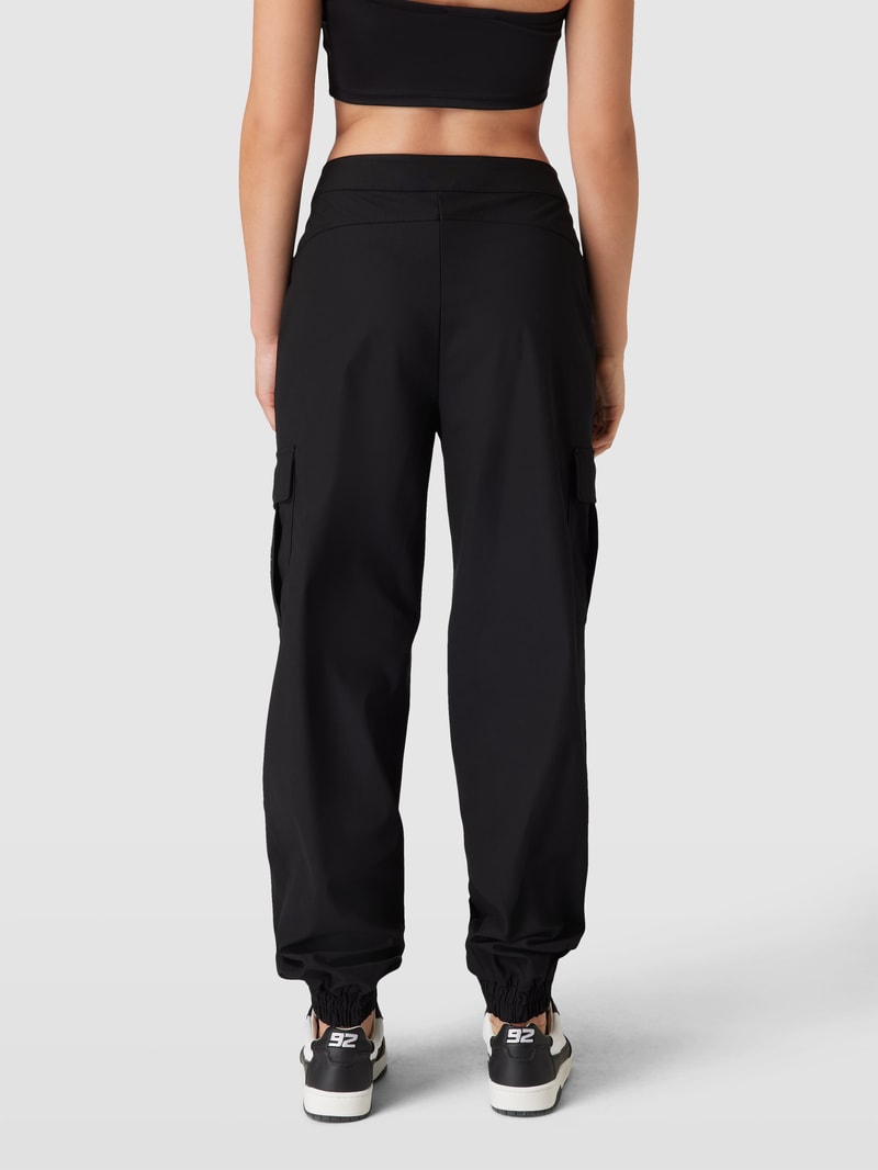 Cargohose mit elastischen Beinabschlüssen Modell 'TECHNICAL' in black
