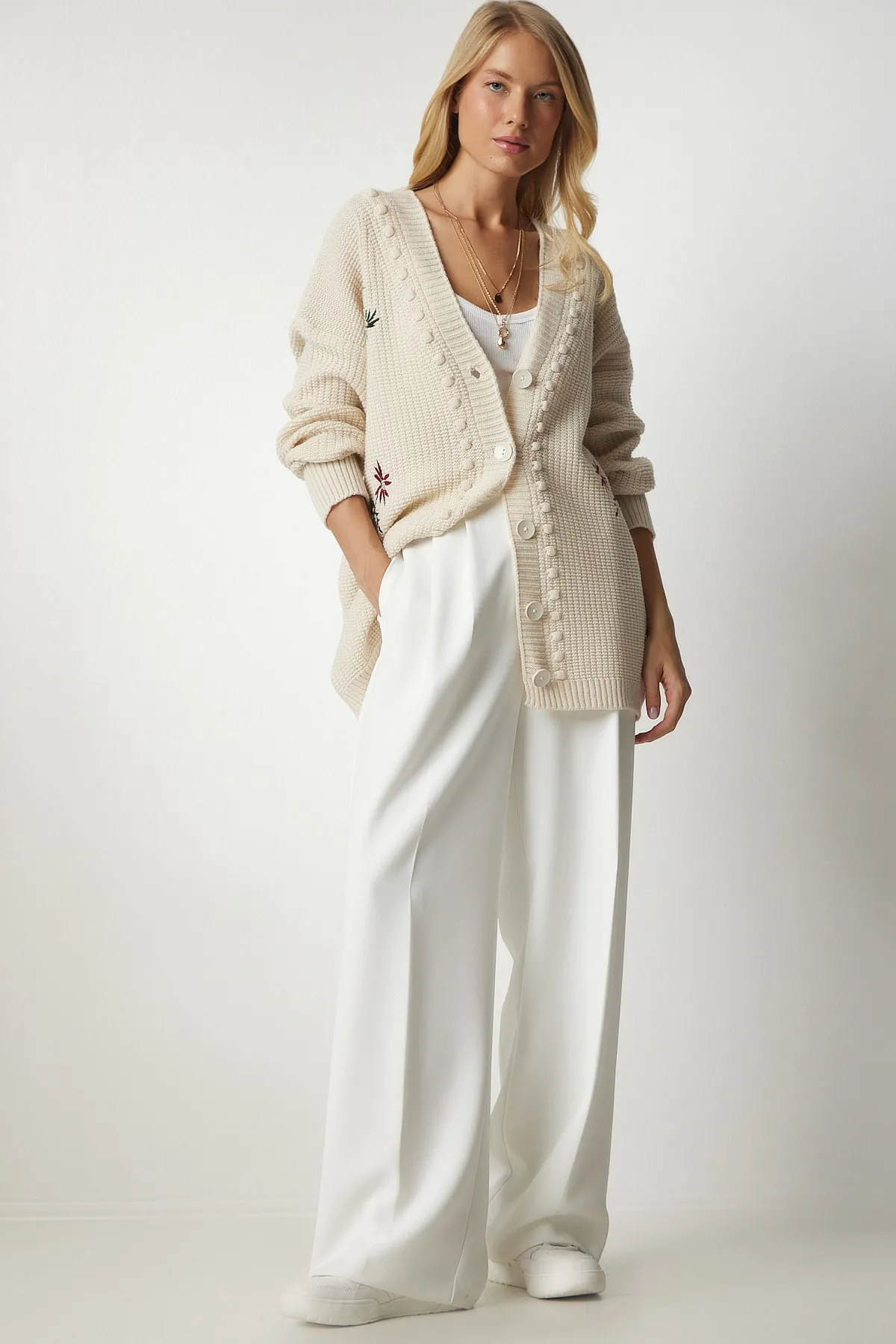 Happiness İstanbul  Cremefarbene Strickjacke aus Strick mit Blumenstickerei für Damen KG00002