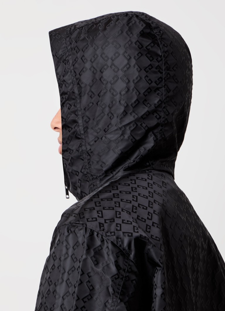 Jachetă Givenchy cu glugă, rezistentă la vânt, și logo imprimat.