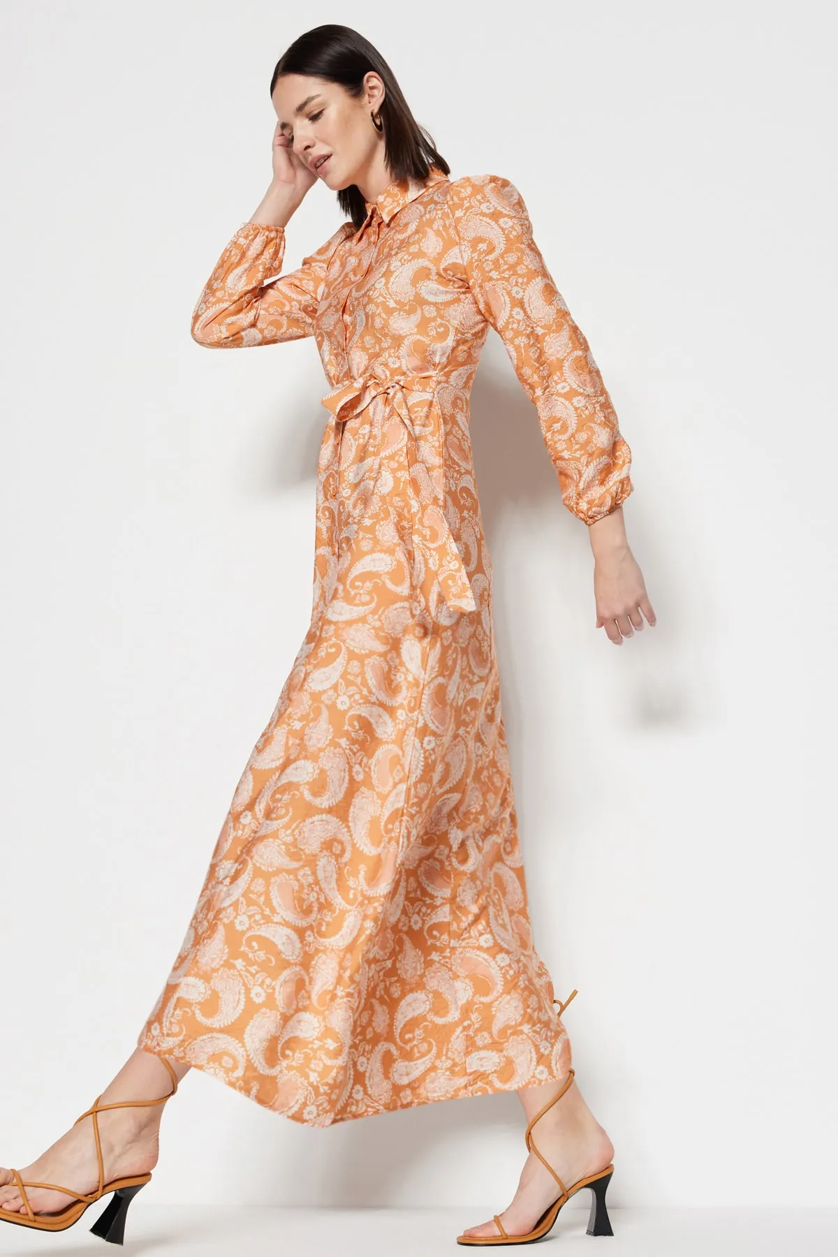 Trendyol Modest  Orangefarbenes gewebtes Hemdblusenkleid mit Schalkragen und Muster TCTSS23EB00145