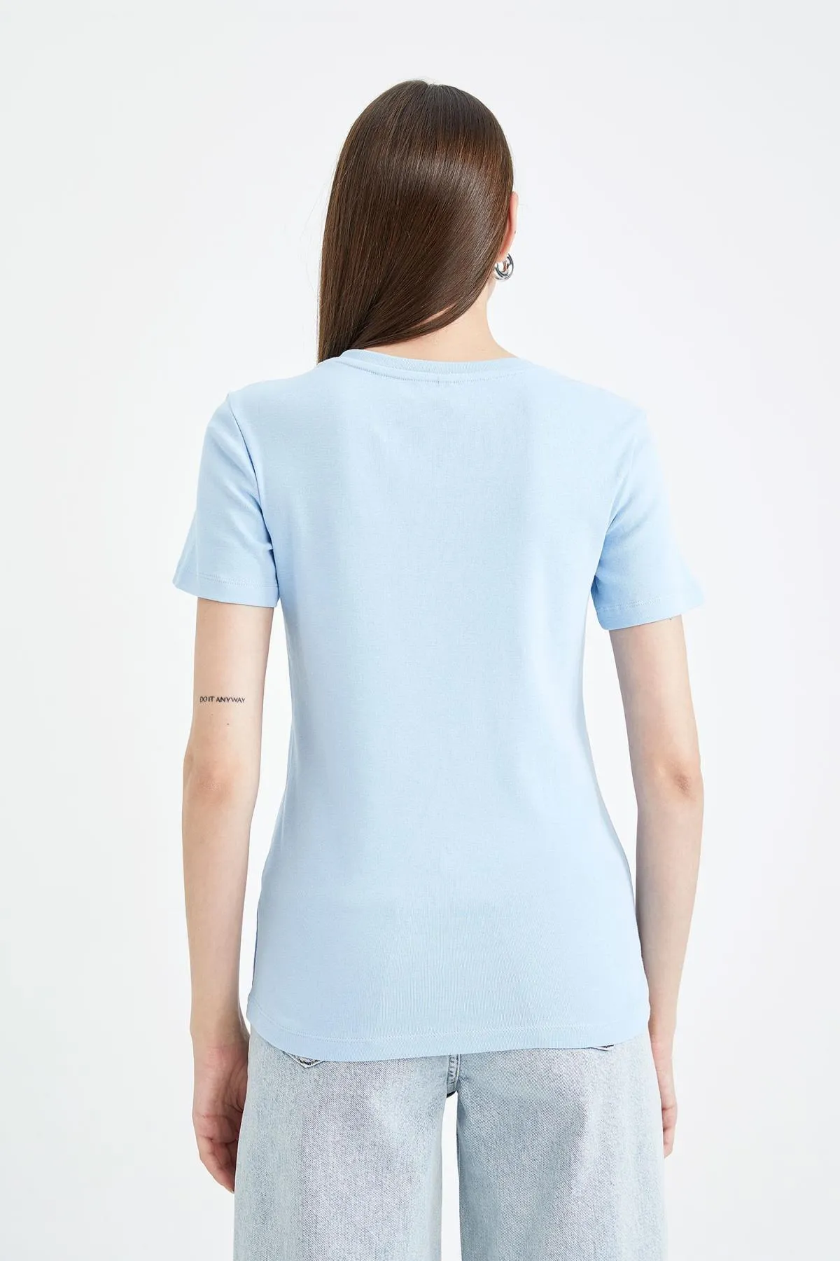 DeFacto  Slim Fit T-Shirt mit V-Ausschnitt und kurzen Ärmeln, 100 % Baumwolle, I1080az23sm