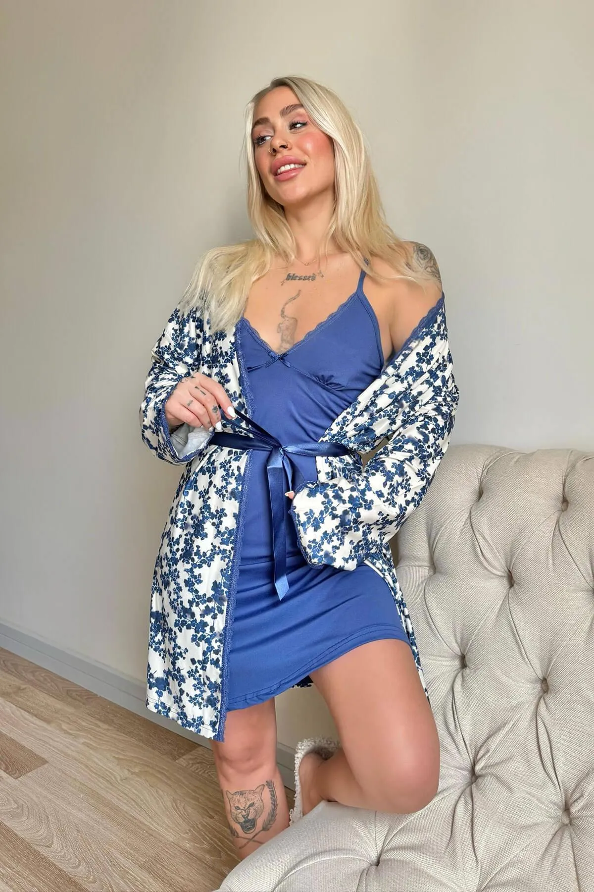 Pijamaevi  Marineblaues Svila-Pyjama-Set aus exklusivem Stricknachthemd und Morgenmantel für Damen
