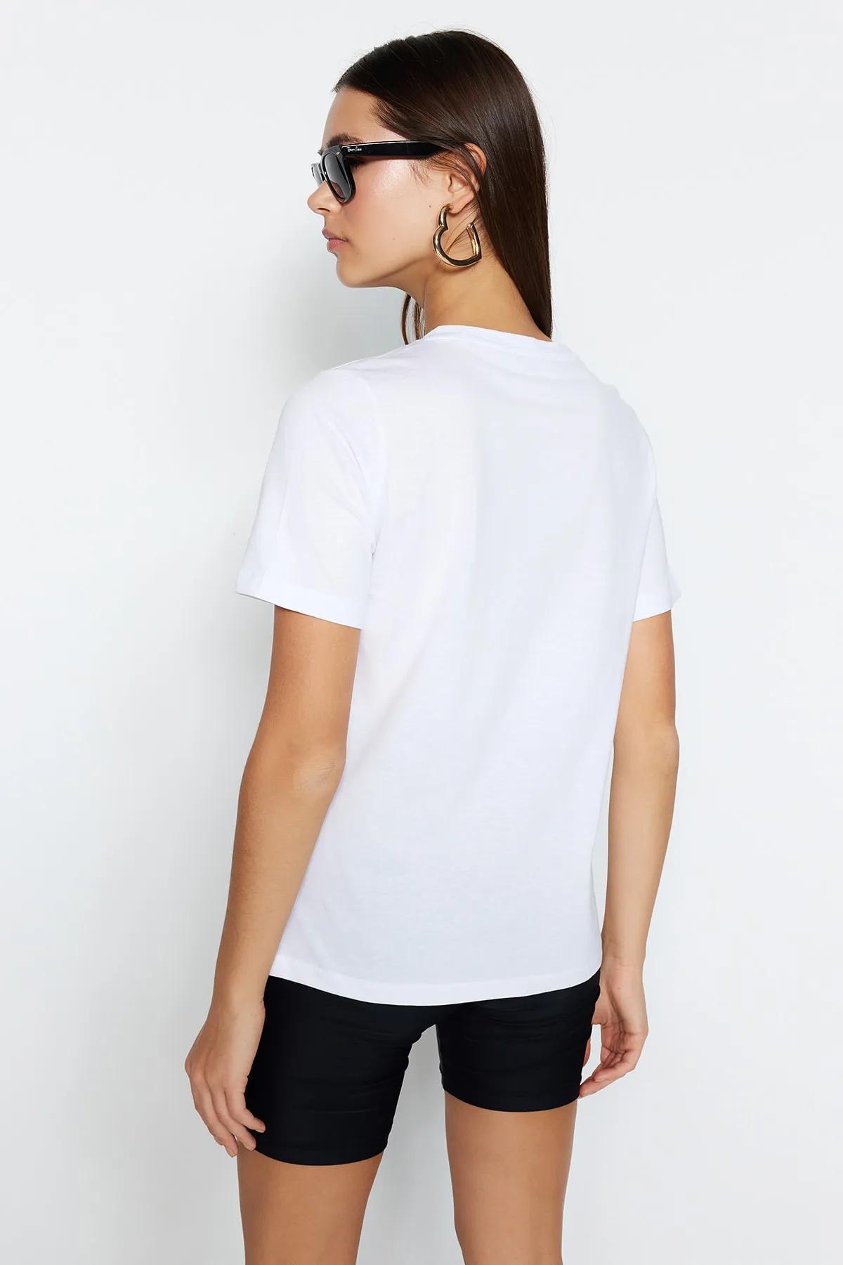 Trendyol Collection  Weißes, kurzärmliges Basic-Strick-T-Shirt mit Rundhalsausschnitt aus 100 % Baumwolle mit normalem/normalem Muster TWOSS23TS00000