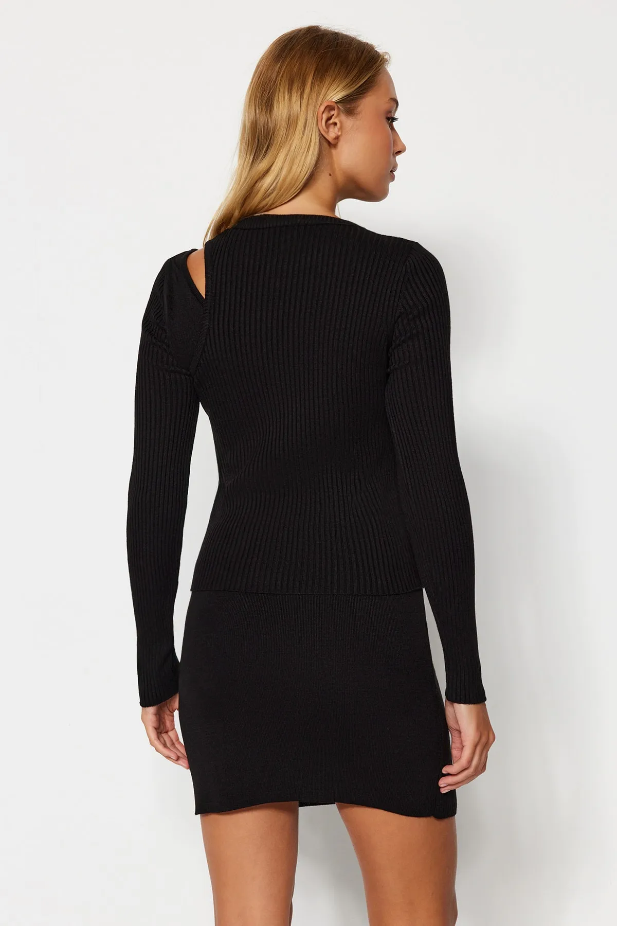 Trendyol Collection  Schwarzes 3-teiliges Strick-Set bestehend aus Rock, Bluse, Pullover, Oberteil und Unterteil TWOAW24AU00079
